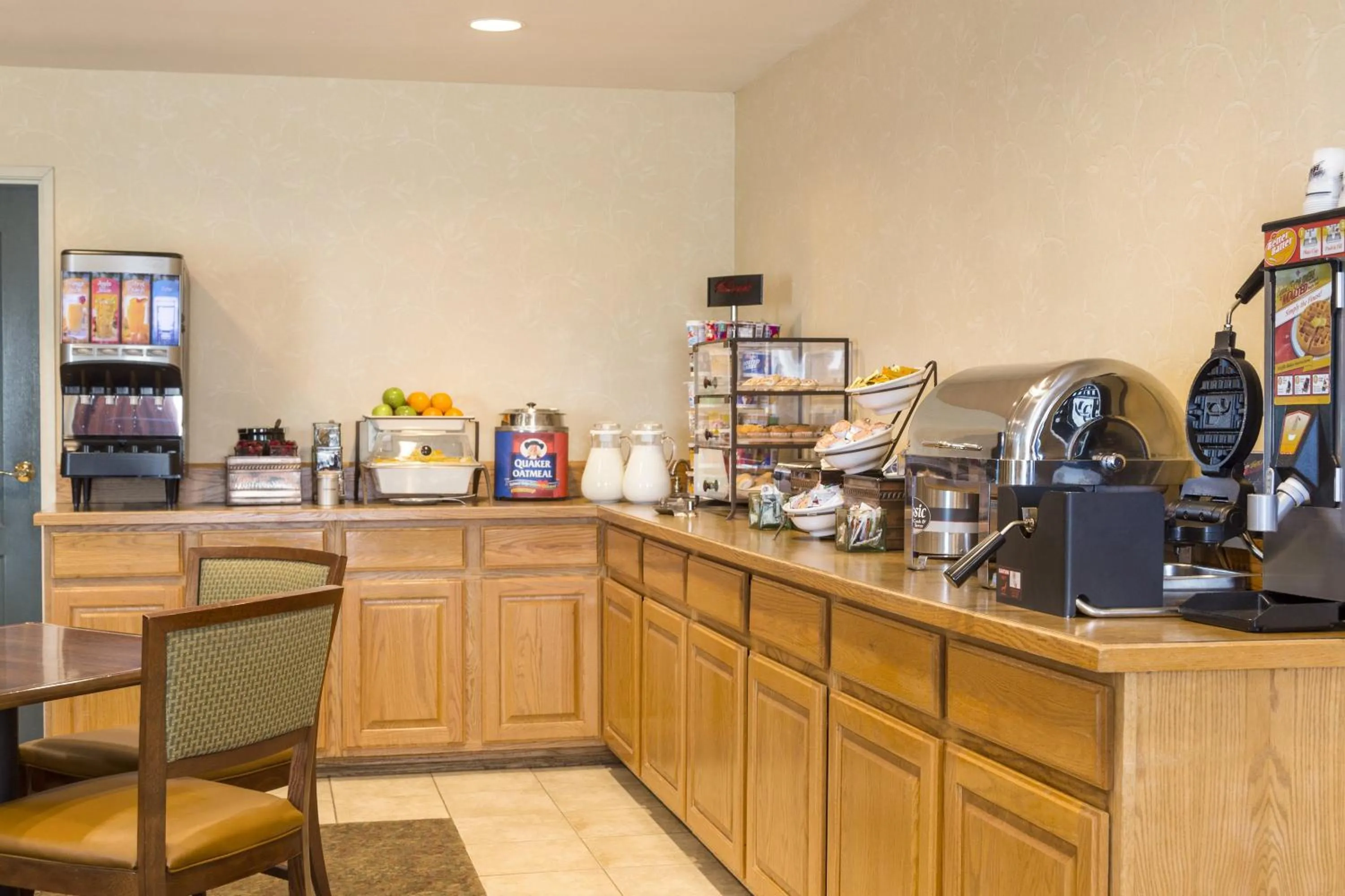 Buffet breakfast in Country Inn & Suites by Radisson, Nevada, MO