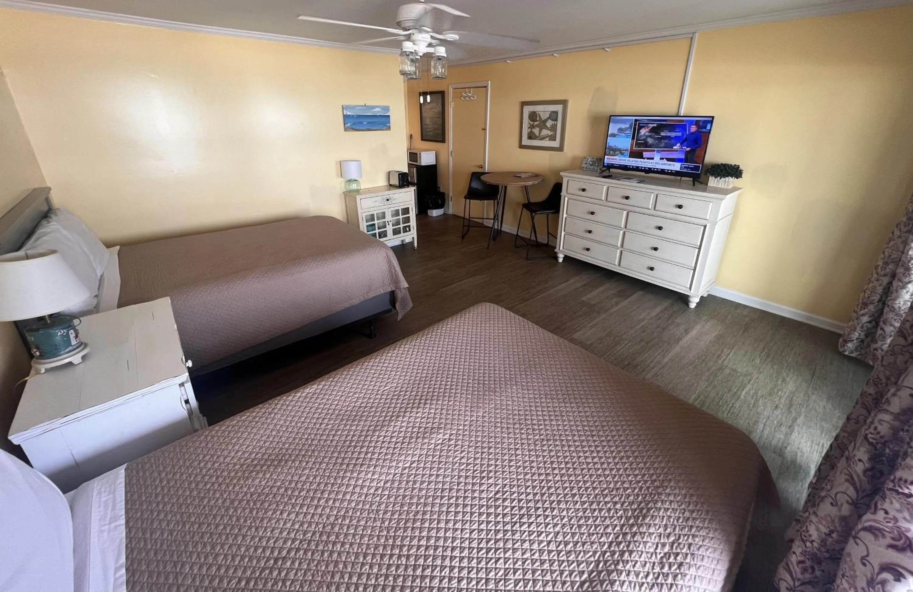 Photo of the whole room, Bed in Sea Vista Motel