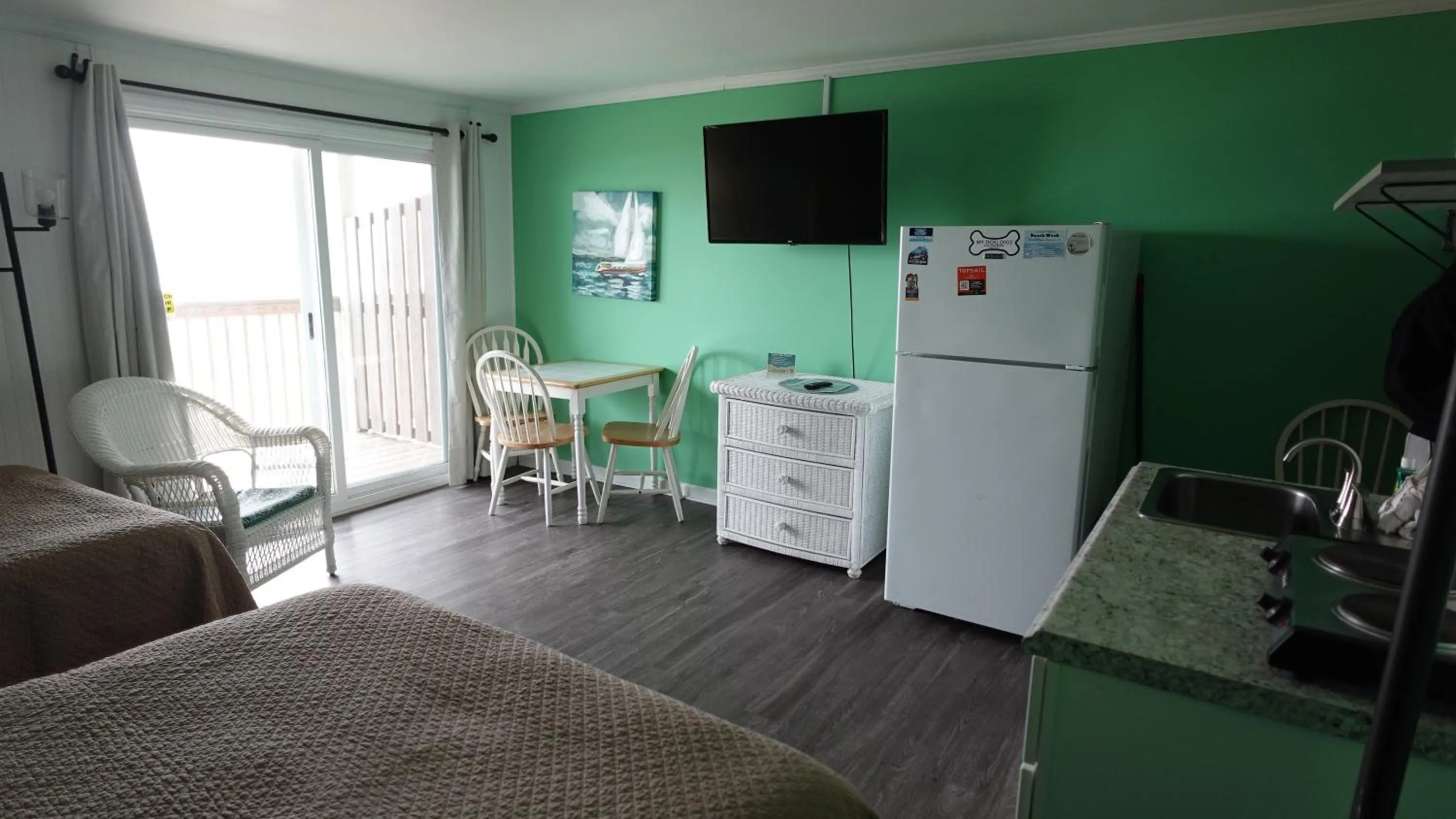 TV and multimedia in Sea Vista Motel