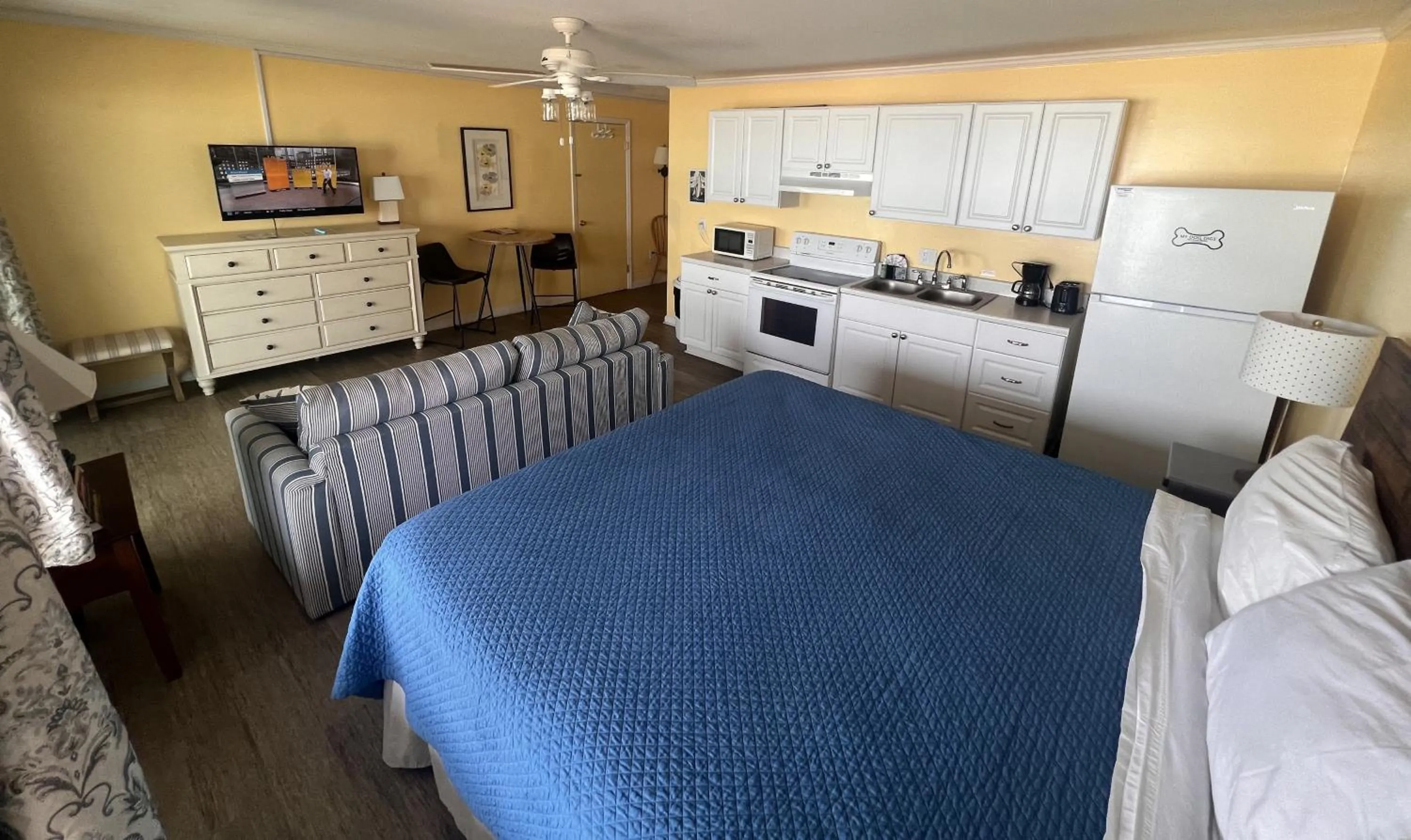 Photo of the whole room, Bed in Sea Vista Motel