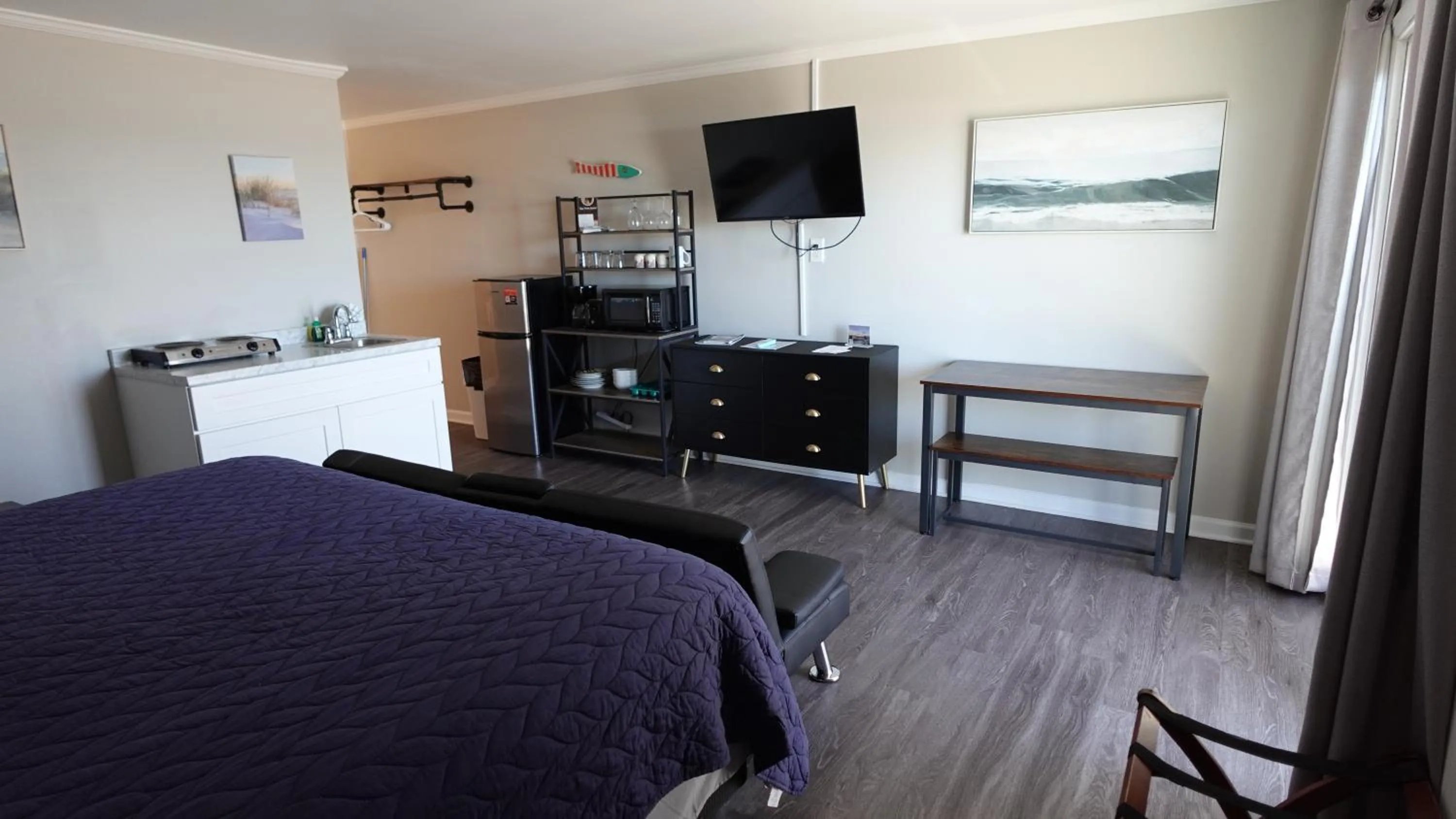 Seating area, Bed in Sea Vista Motel