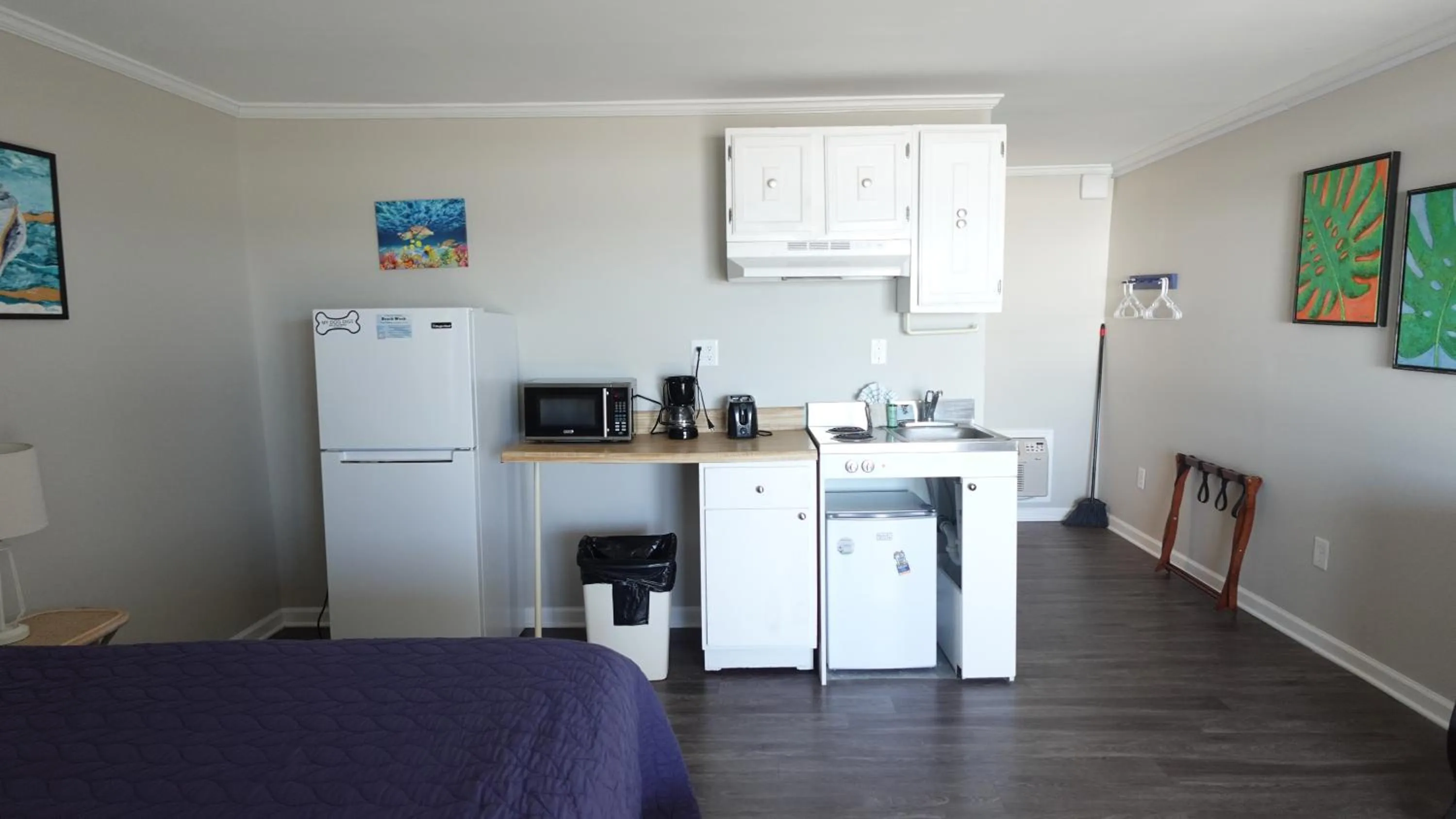 Kitchen or kitchenette, Bed in Sea Vista Motel
