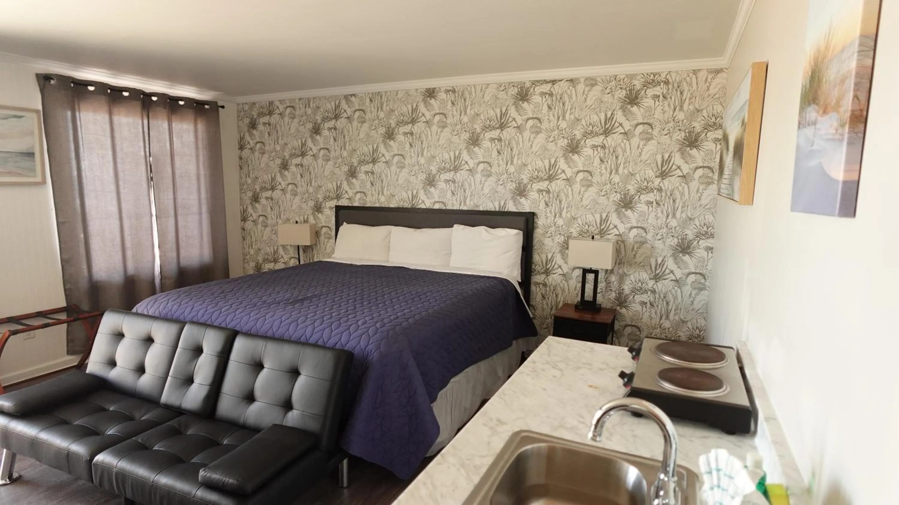 Bedroom, Bed in Sea Vista Motel