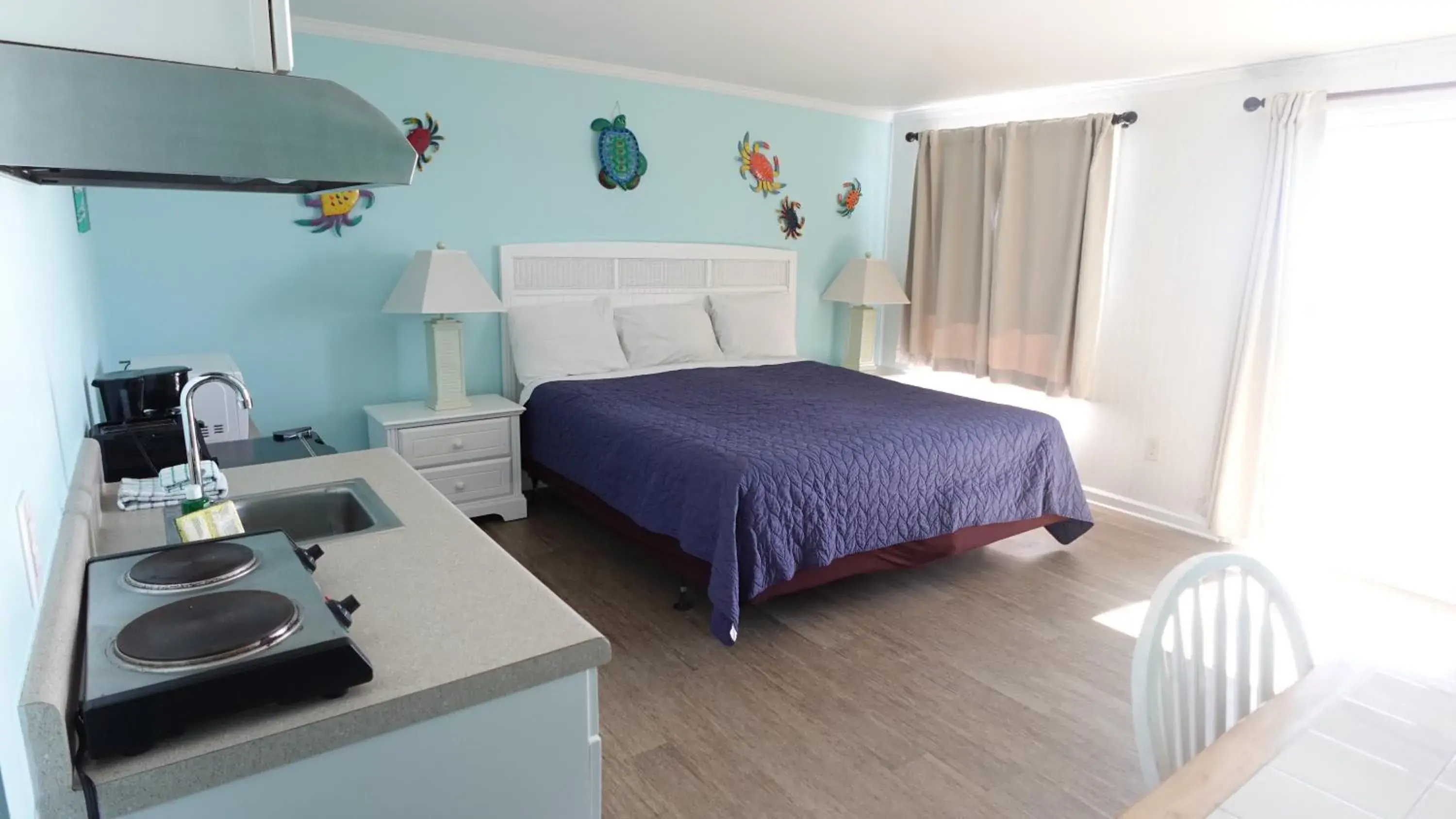 Deluxe King Room in Sea Vista Motel Deluxe King Room in Sea Vista Motel