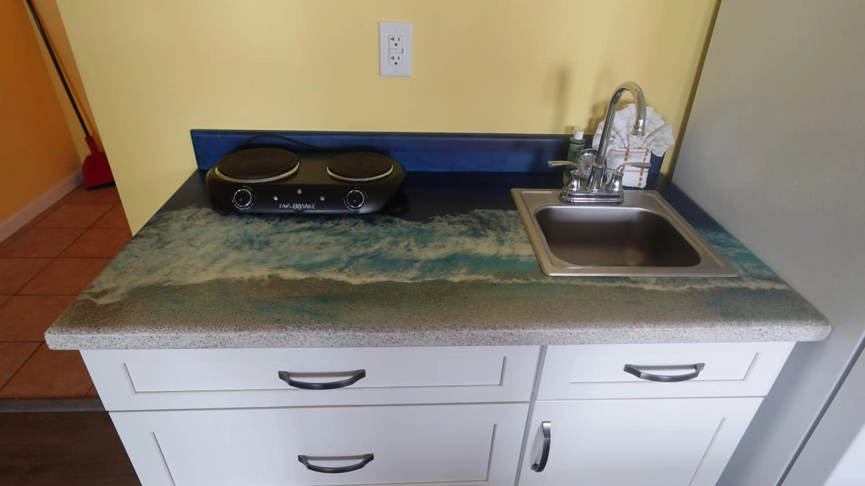 Kitchen or kitchenette in Sea Vista Motel