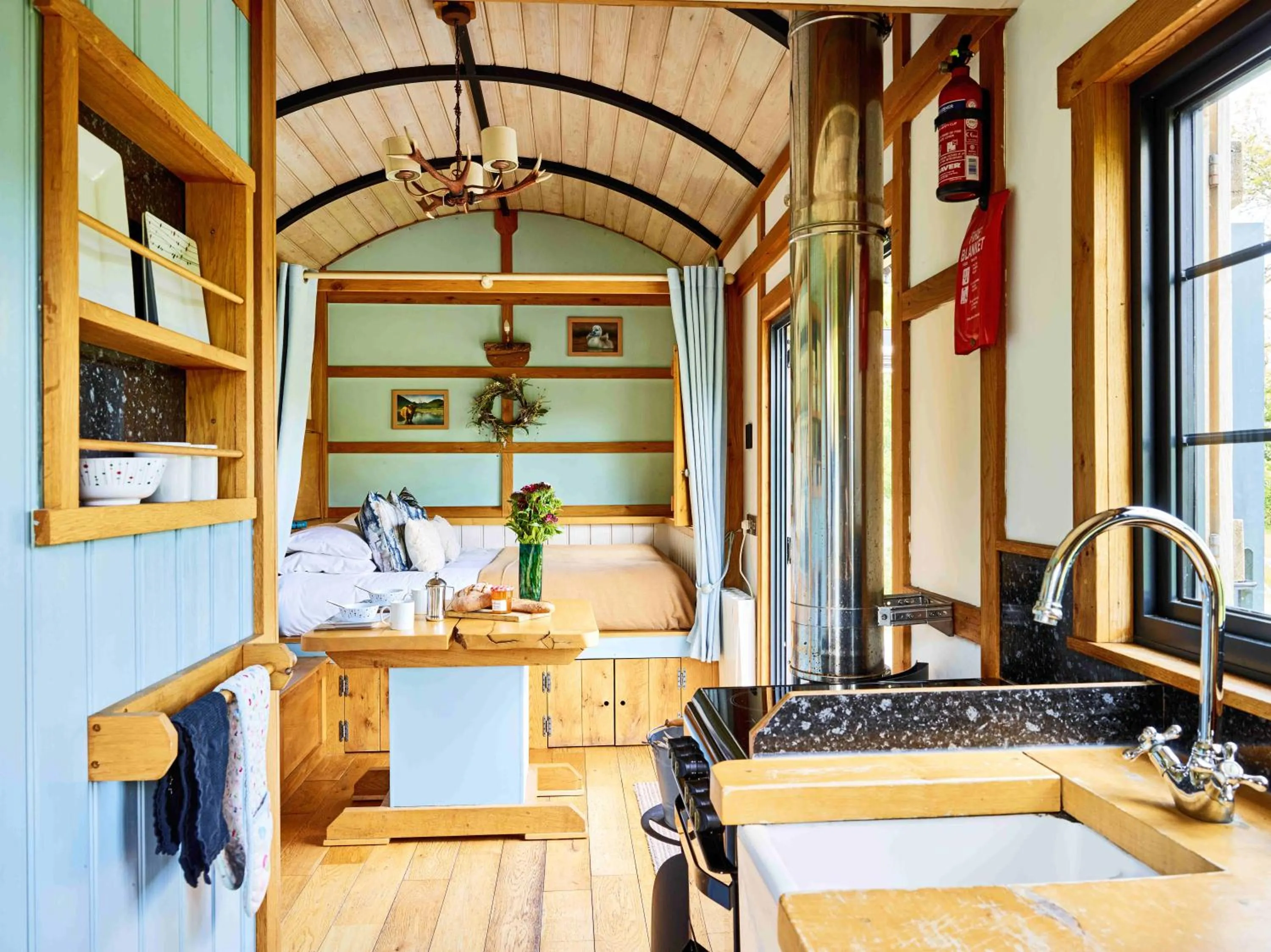 The Mallard Shepherd's Hut with Hot Tub