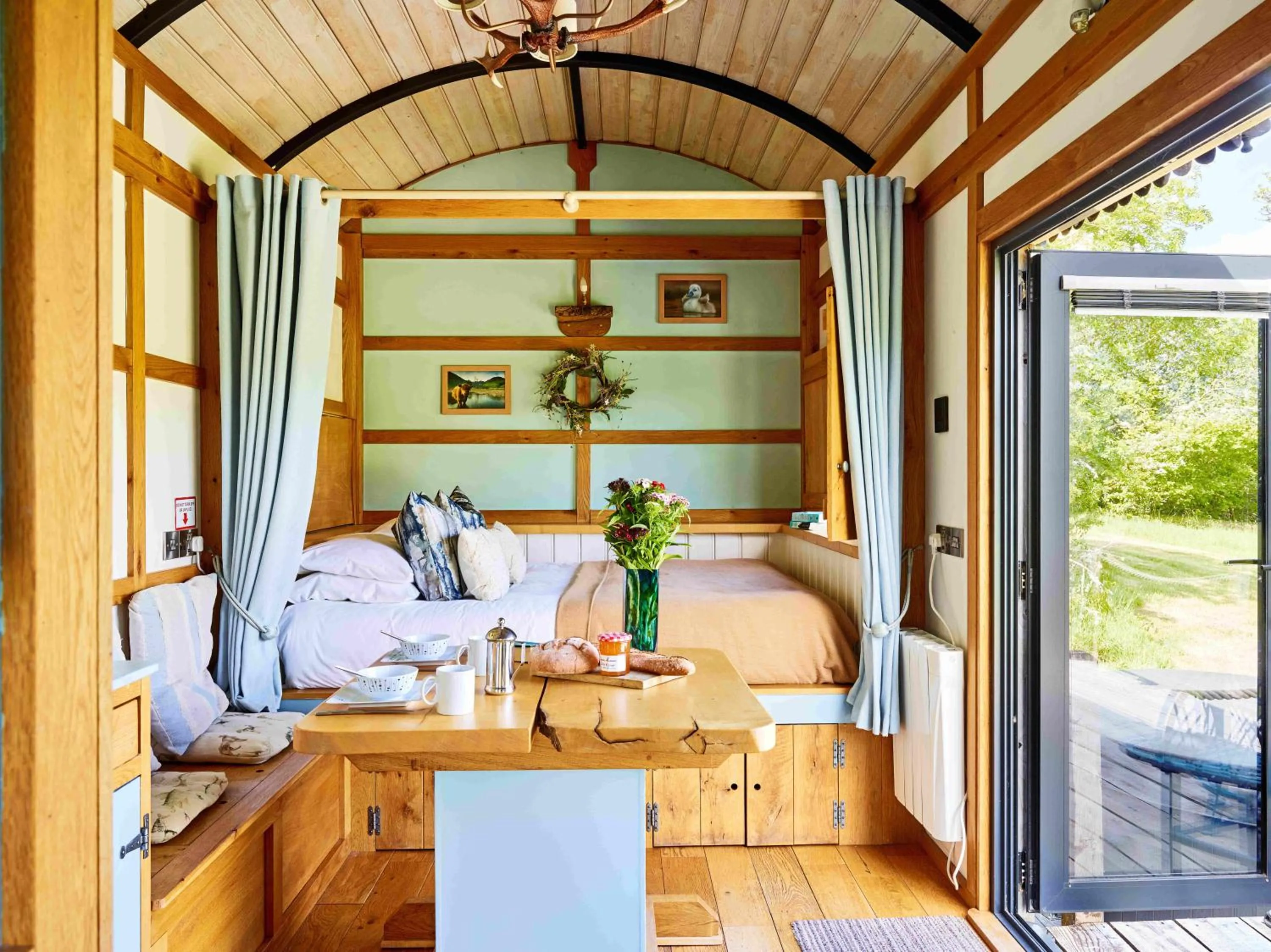 The Mallard Shepherd's Hut with Hot Tub