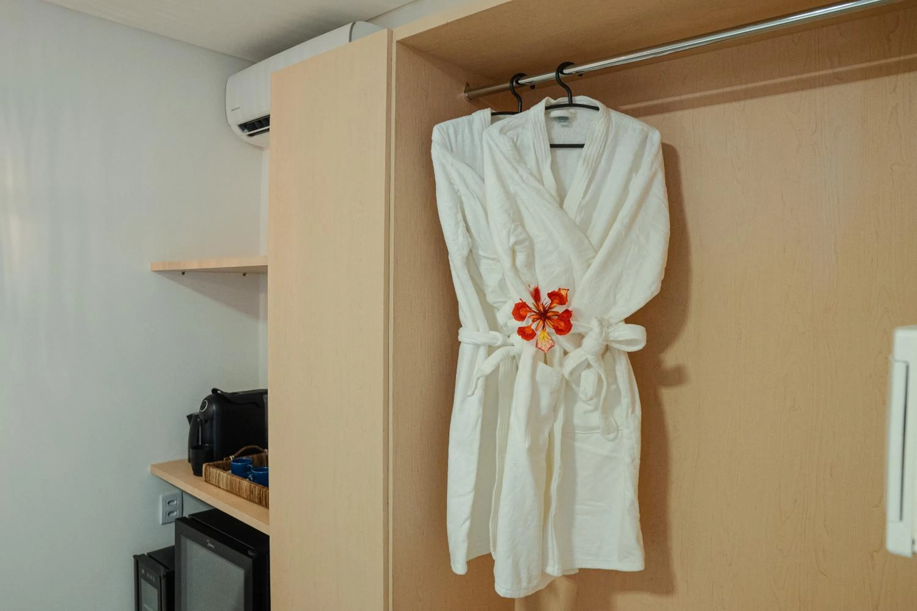 wardrobe in Pousada Mansão da Costa