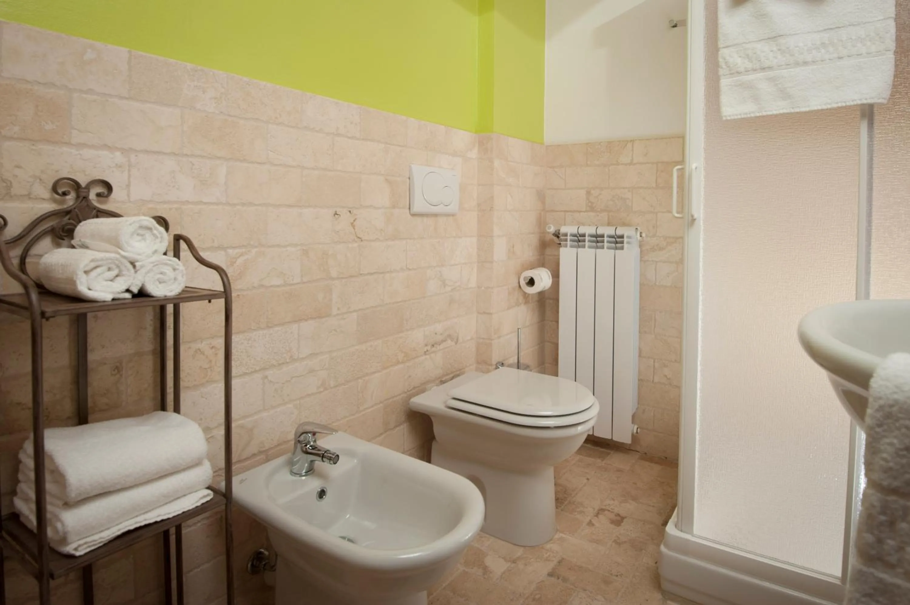 Shower in Antico Granaione