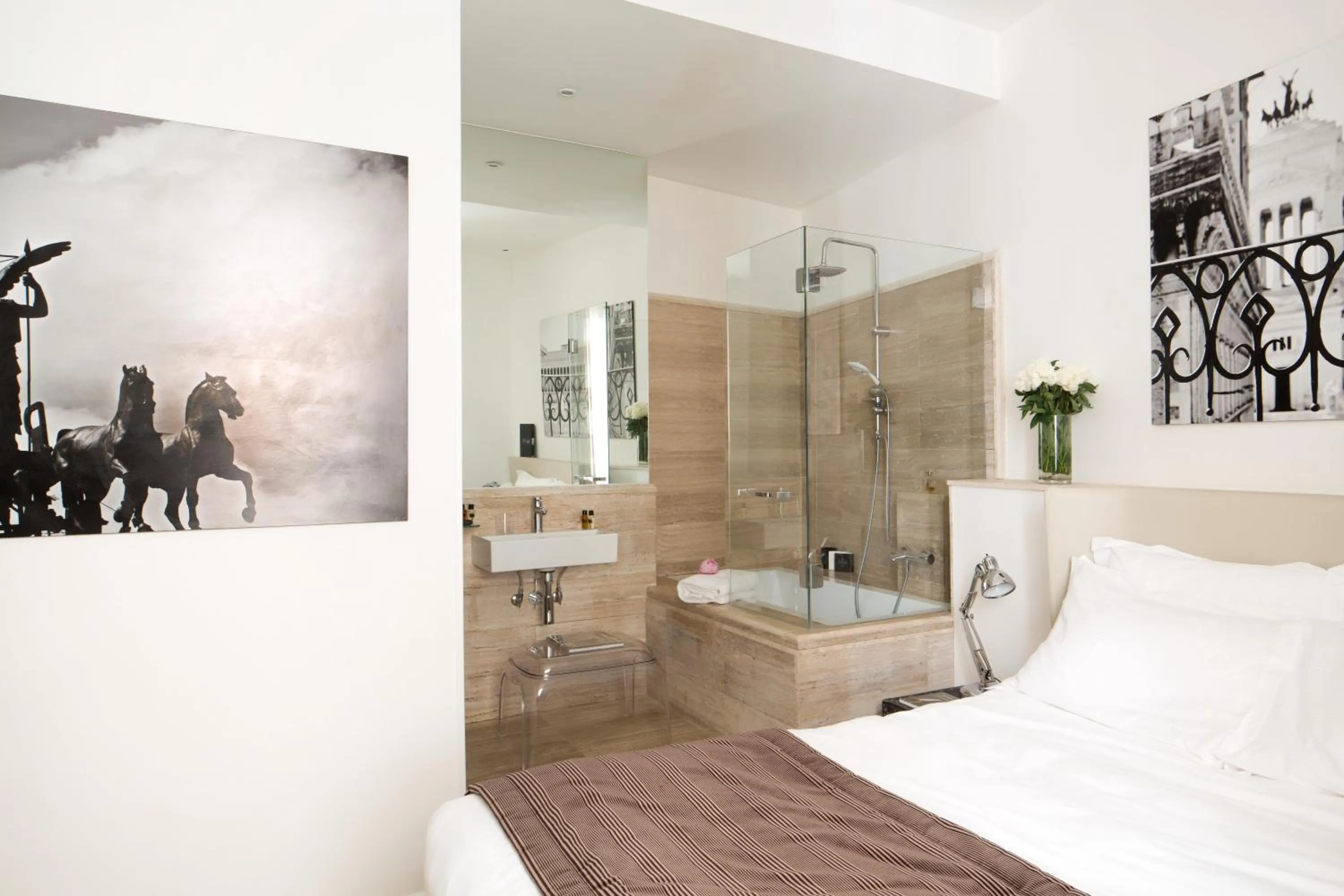 Photo of the whole room, Bed in Via Del Corso Home Roma