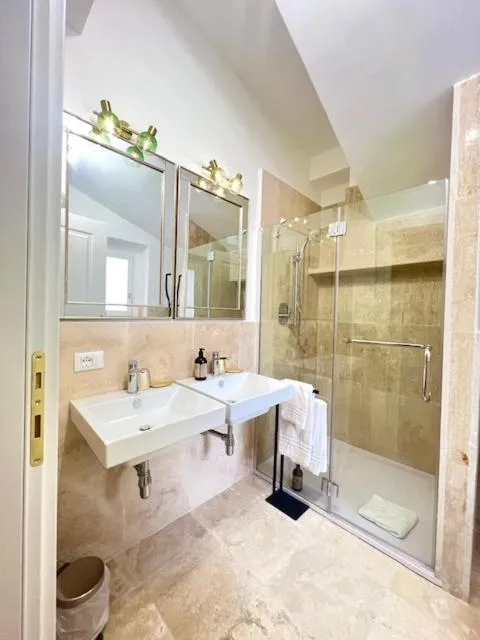 Bathroom in Via Del Corso Home Roma