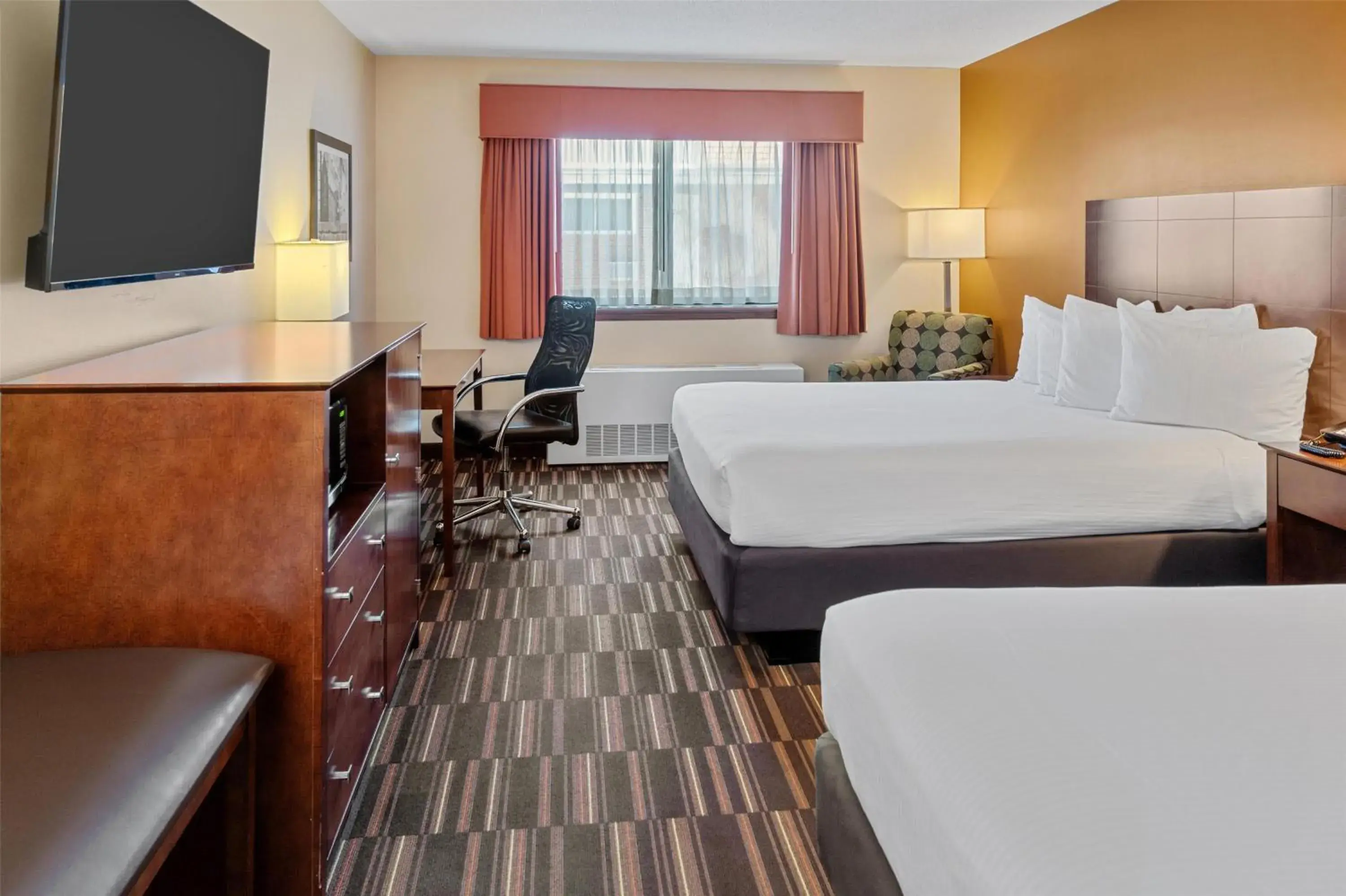 Double Room with Two Double Beds with Roll-in Shower - Disability Access/Non-Smoking in Best Western Falcon Plaza - Bowling Green Double Room with Two Double Beds with Roll-in Shower - Disability Access/Non-Smoking in Best Western Falcon Plaza - Bowling Green