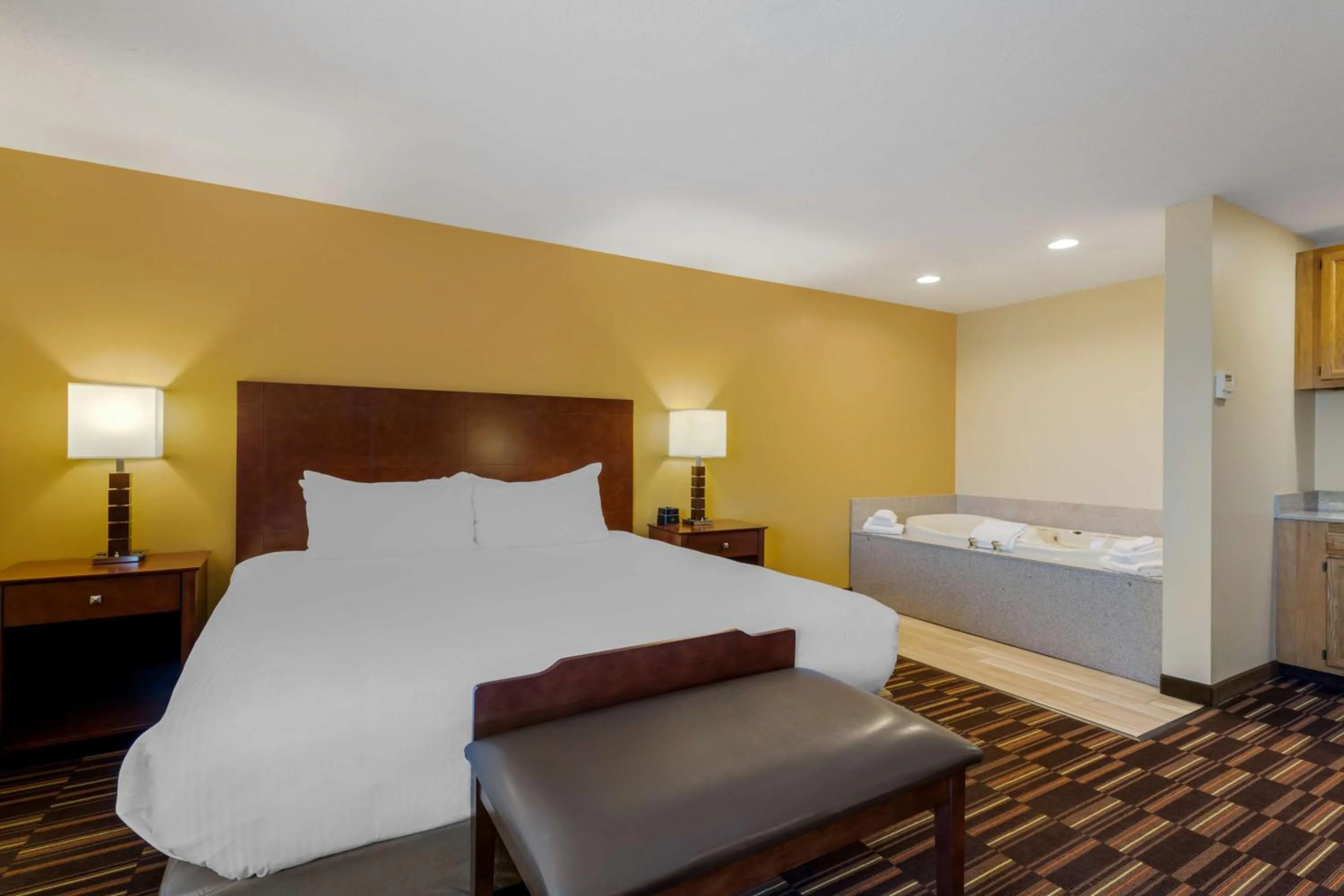 Photo of the whole room, Bed in Best Western Falcon Plaza - Bowling Green