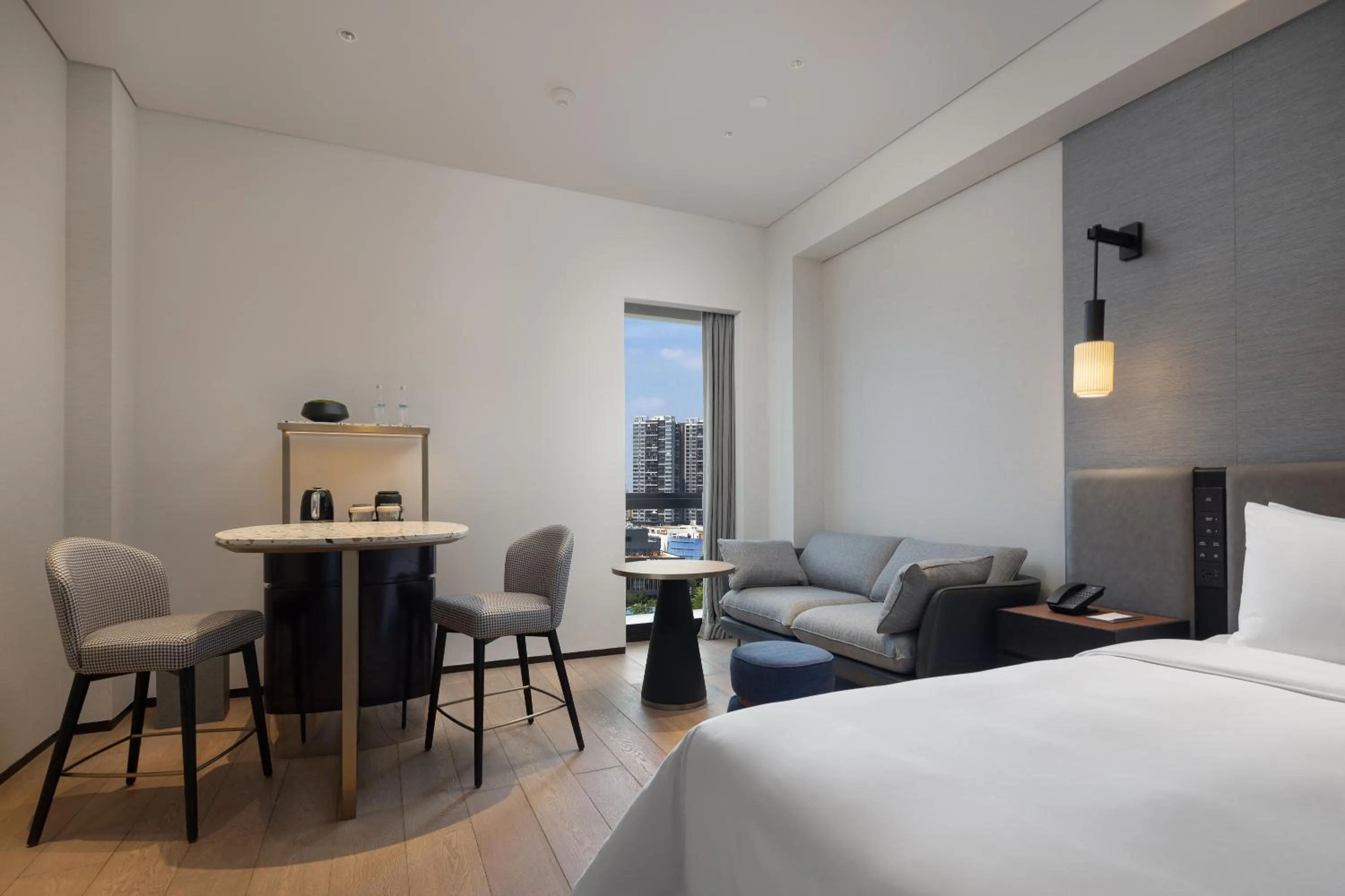 Living room, Bed in New World Guangzhou Hotel