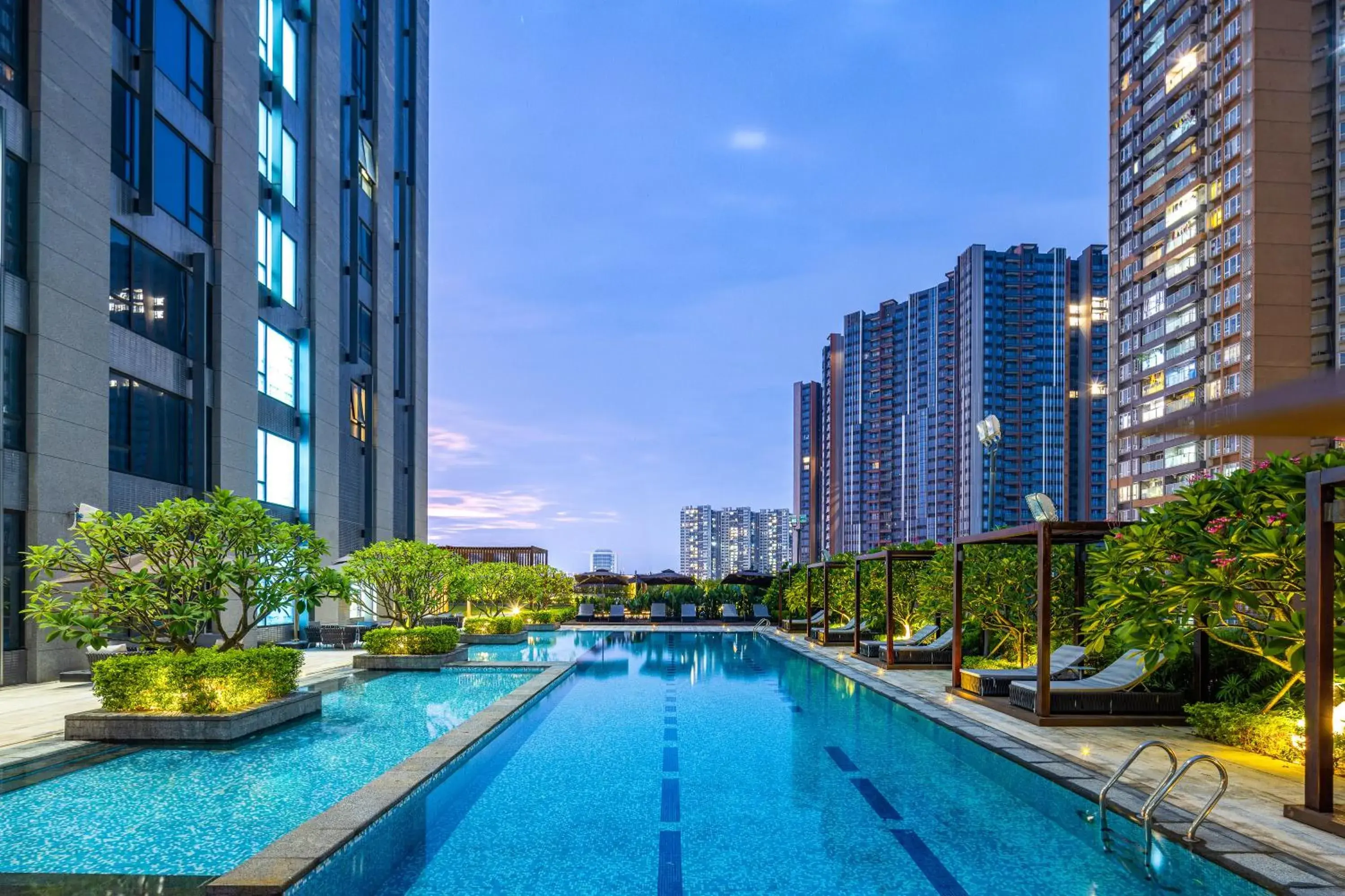 Swimming pool in New World Guangzhou Hotel Swimming pool in New World Guangzhou Hotel