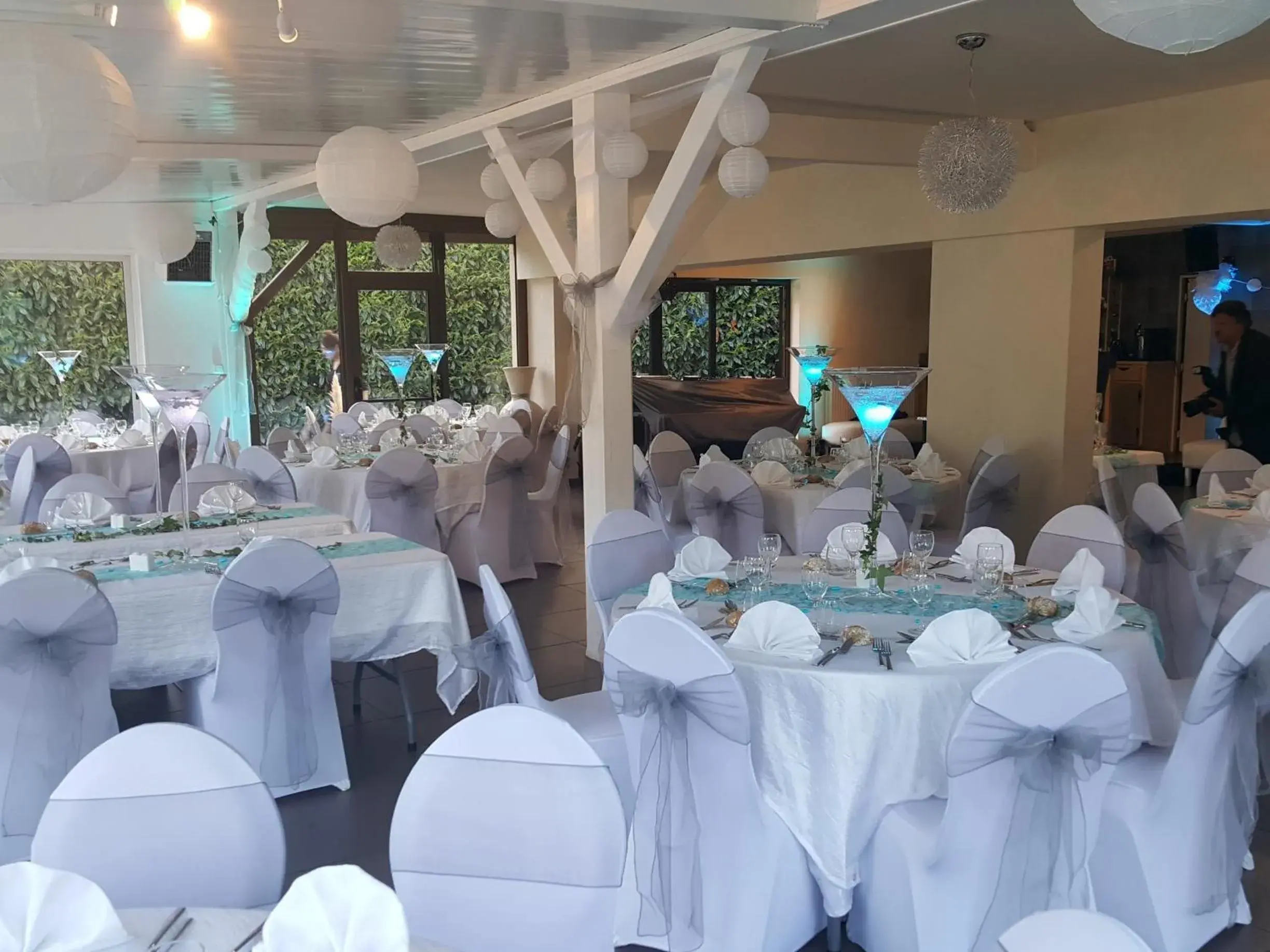 Dining area in Hôtel Domaine des Pierres Dorées Dining area in Hôtel Domaine des Pierres Dorées