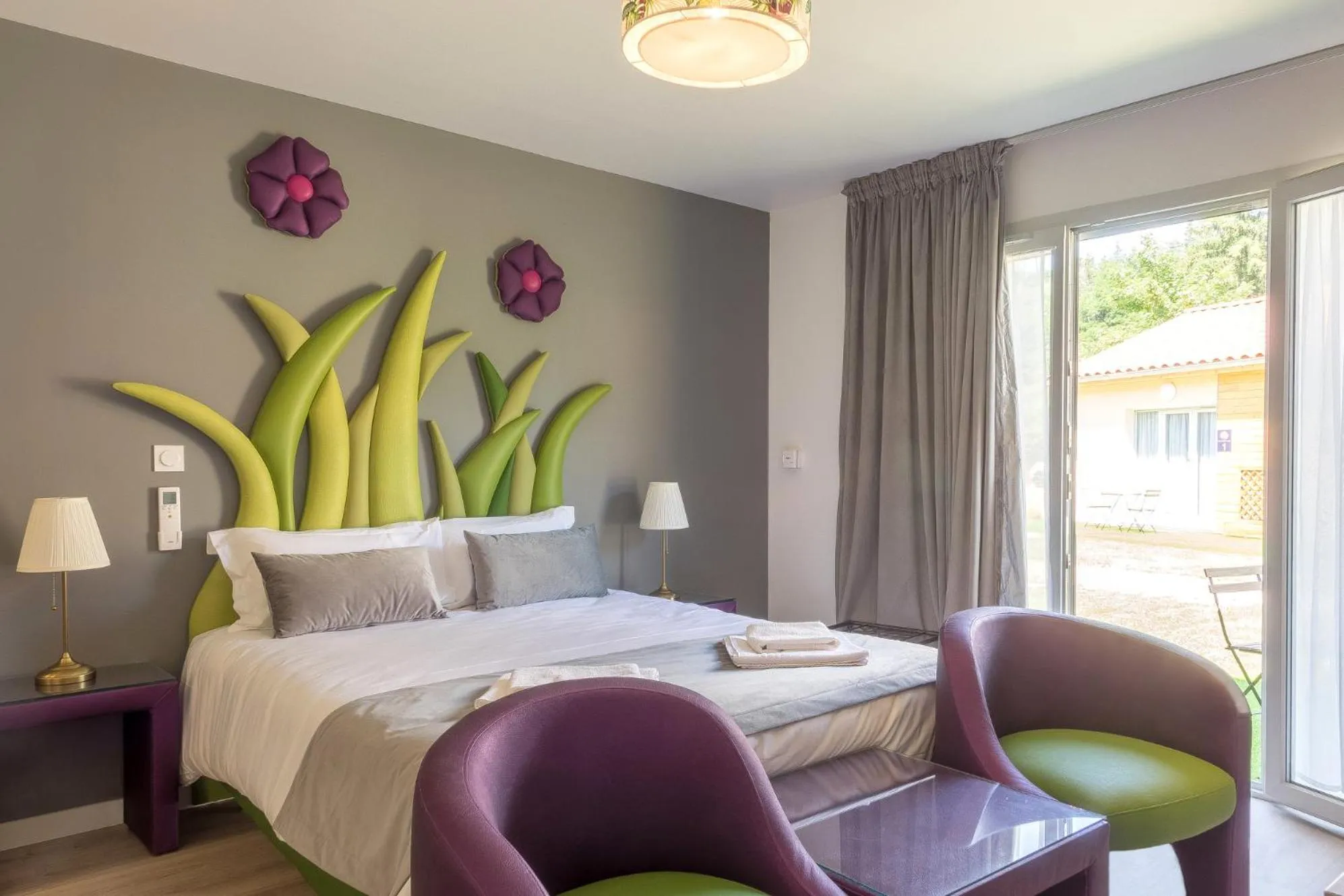 Bedroom, Bed in Hôtel Domaine des Pierres Dorées