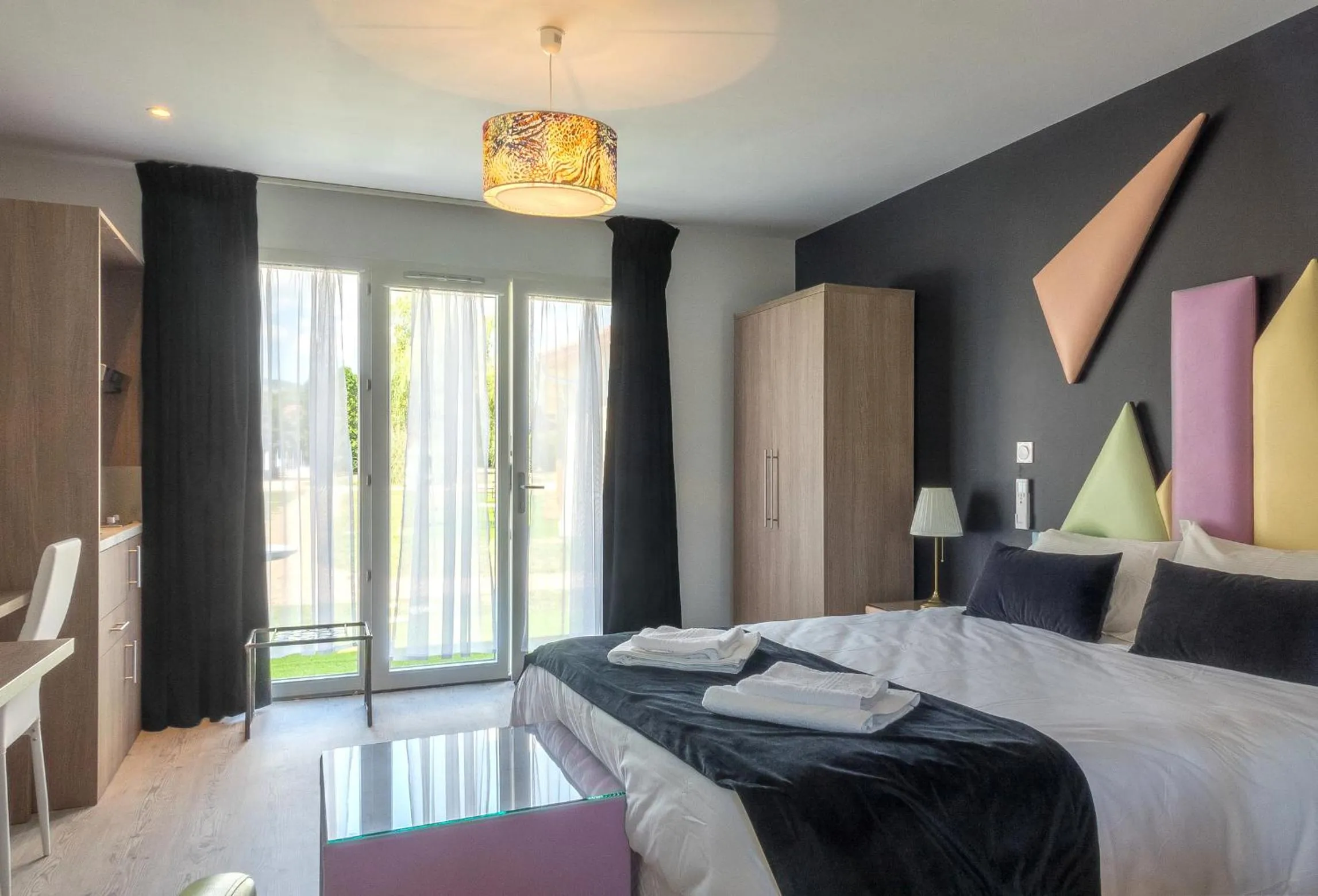 Bedroom, Bed in Hôtel Domaine des Pierres Dorées