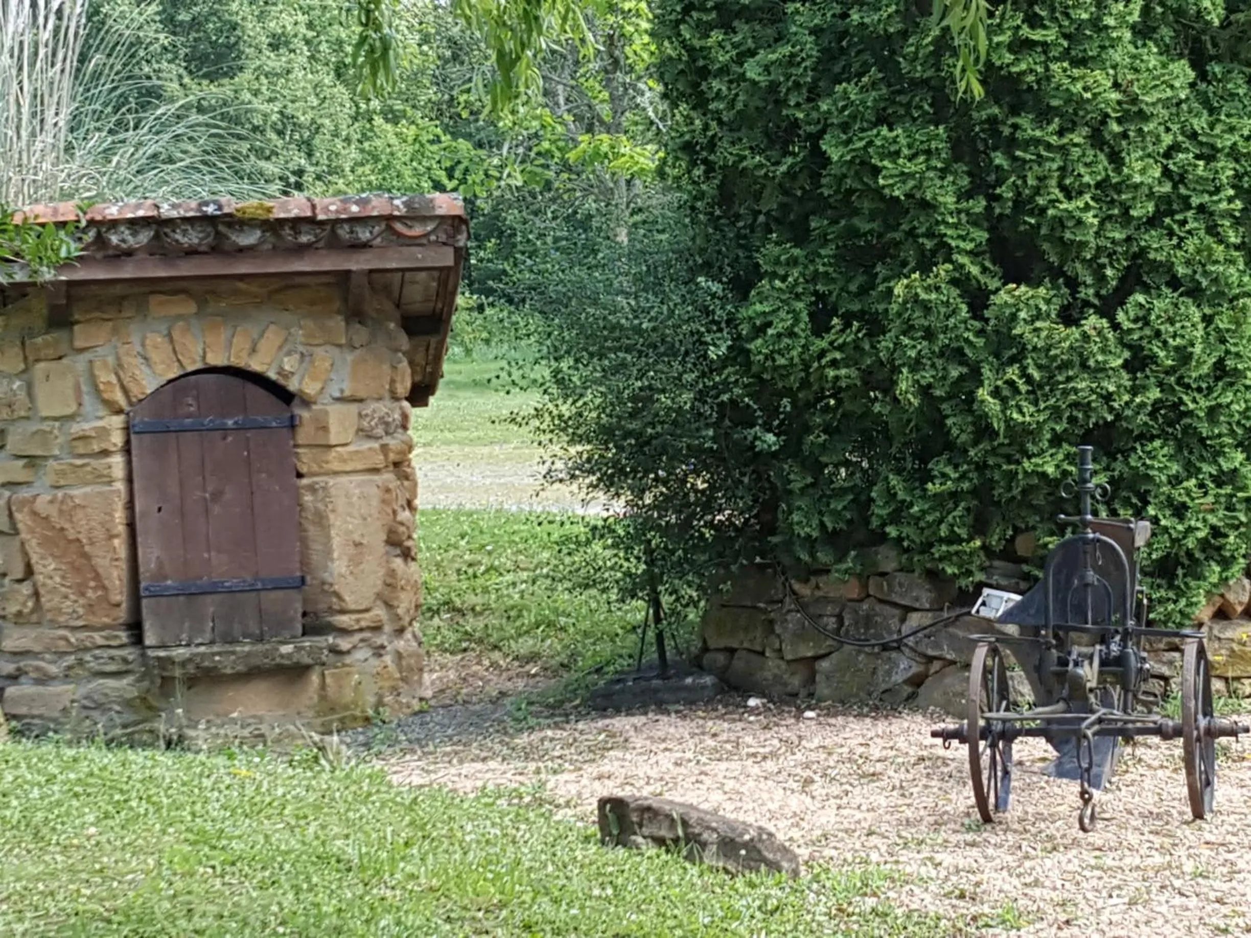 Property building in Hôtel Domaine des Pierres Dorées