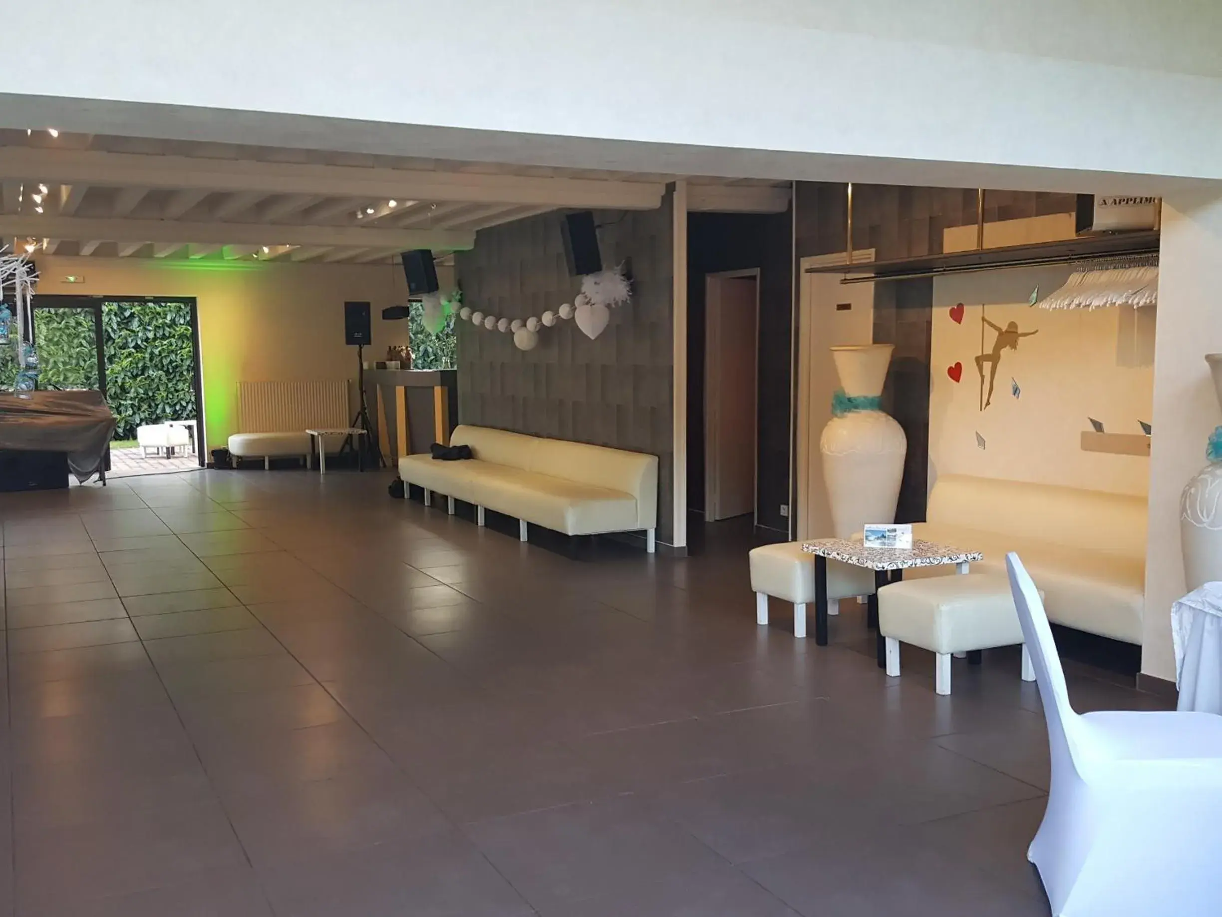 Dining area in Hôtel Domaine des Pierres Dorées Dining area in Hôtel Domaine des Pierres Dorées