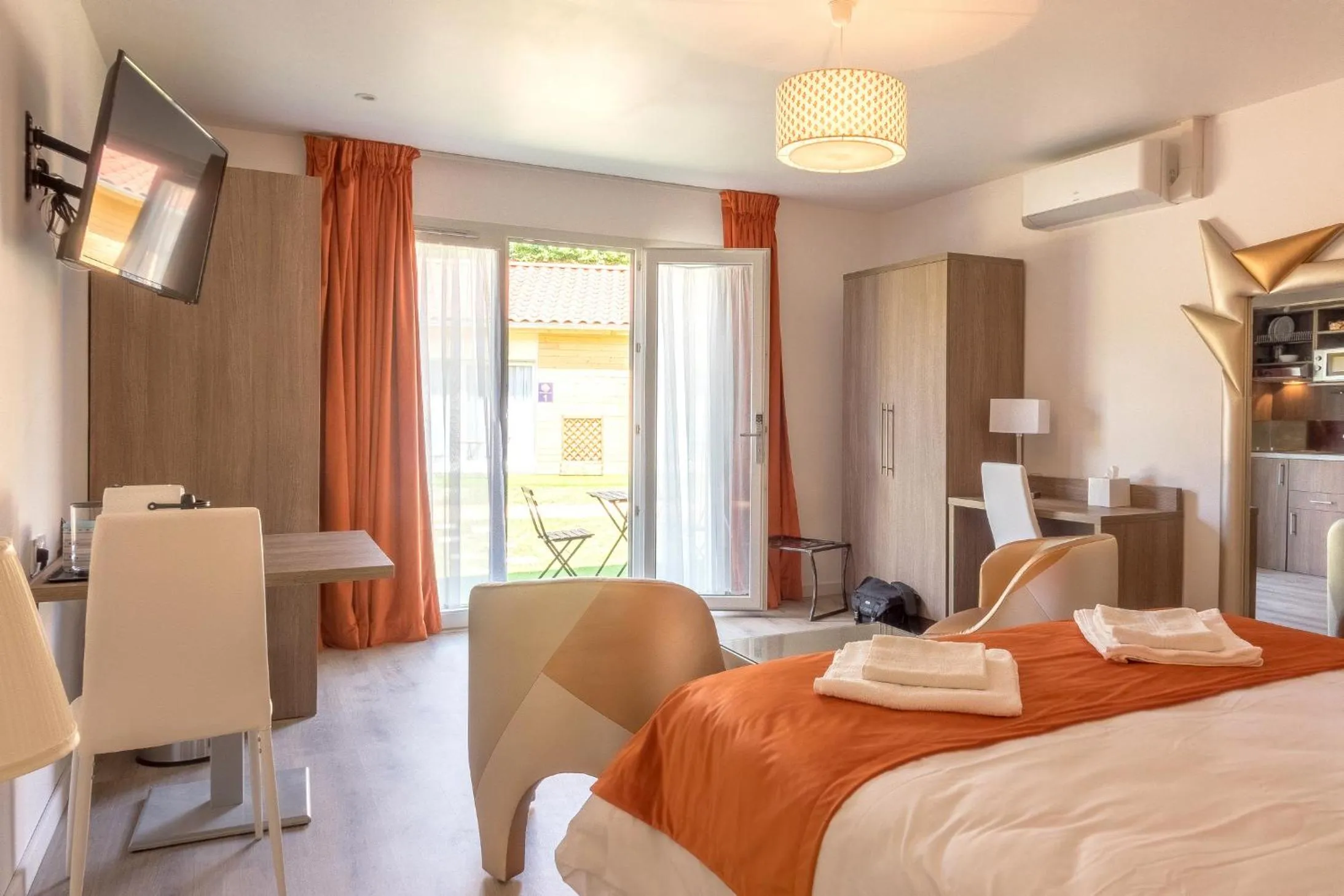 Bedroom, Bed in Hôtel Domaine des Pierres Dorées