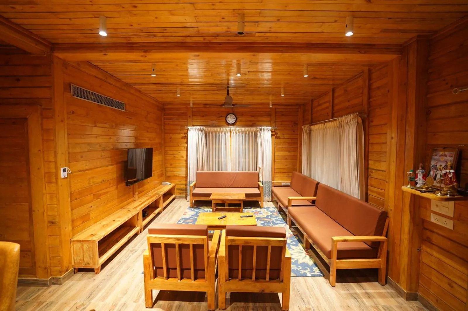 Communal lounge/ TV room in Regenta Resort Sakleshpur