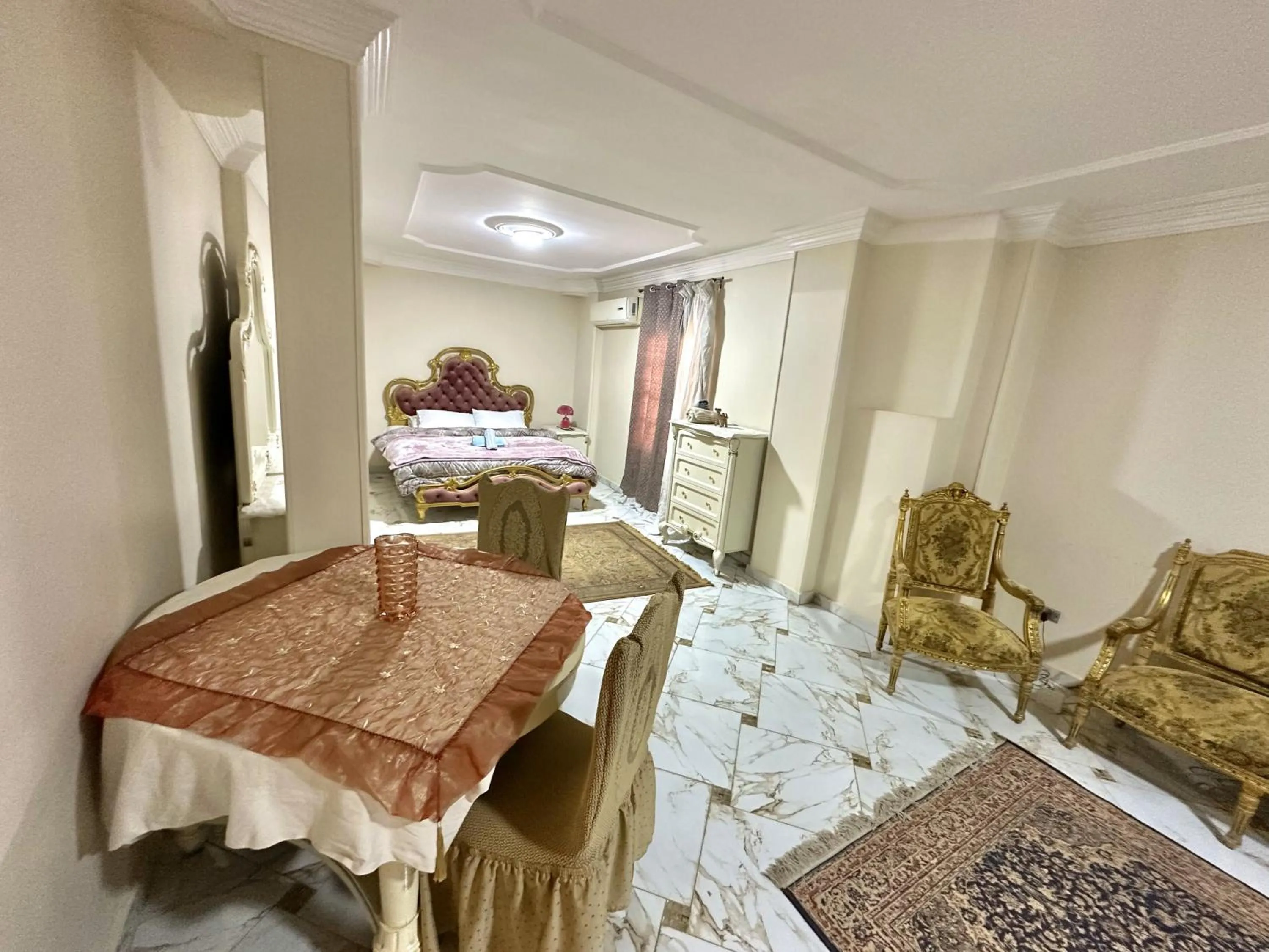 Bed in Chez l'ami hotel