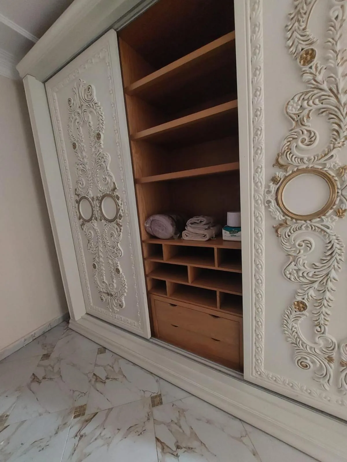 wardrobe in Chez l'ami hotel