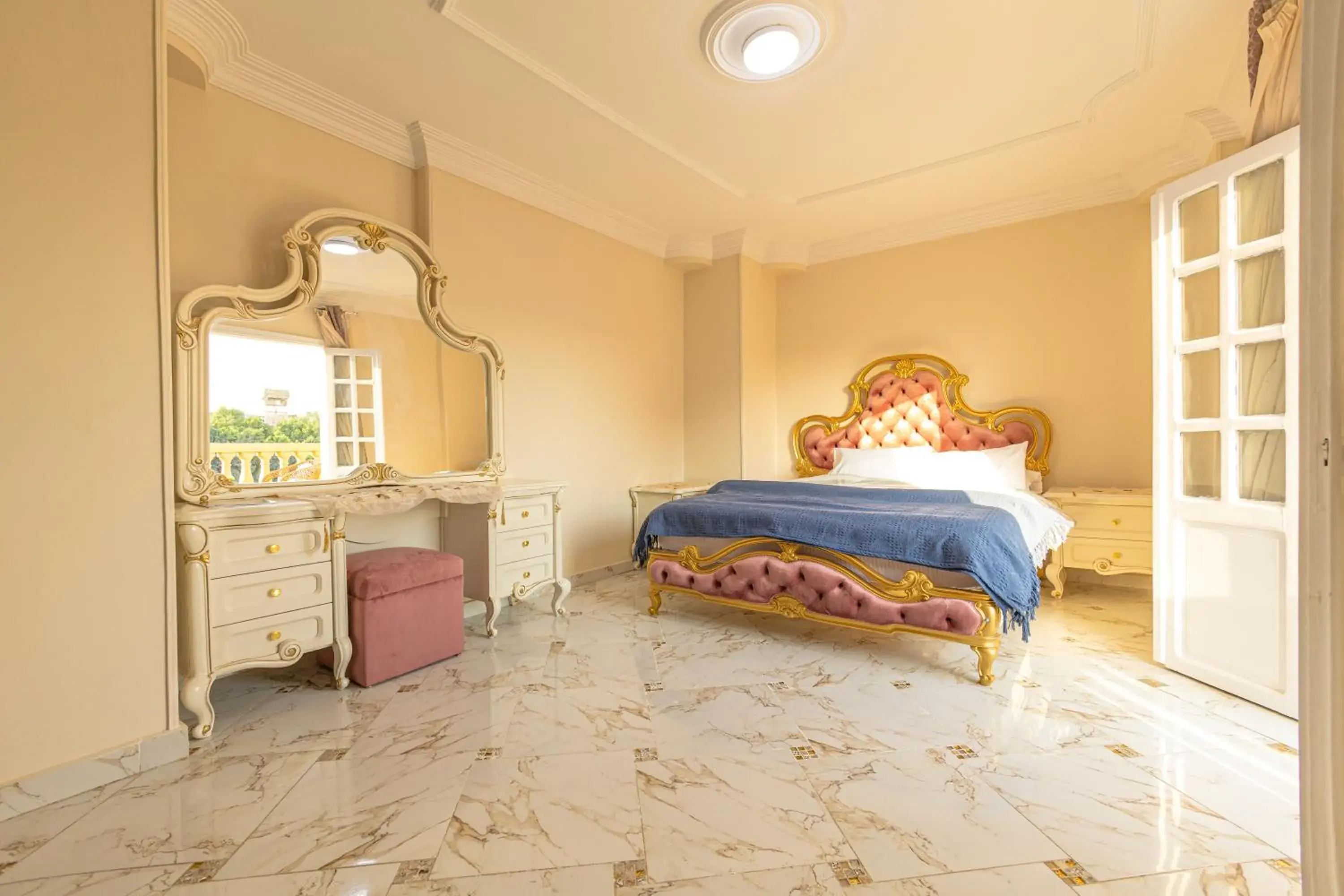 Large Double Room in Chez l'ami hotel Large Double Room in Chez l'ami hotel