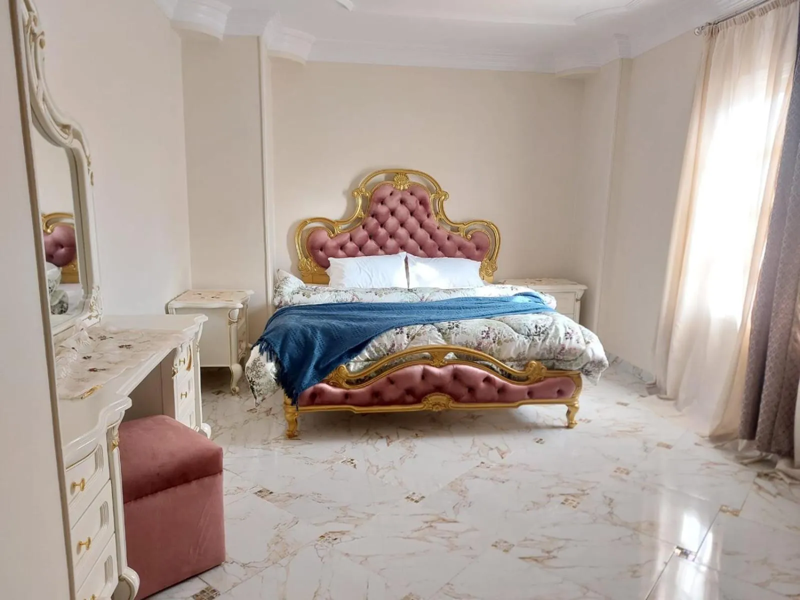 Bedroom, Bed in Chez l'ami hotel