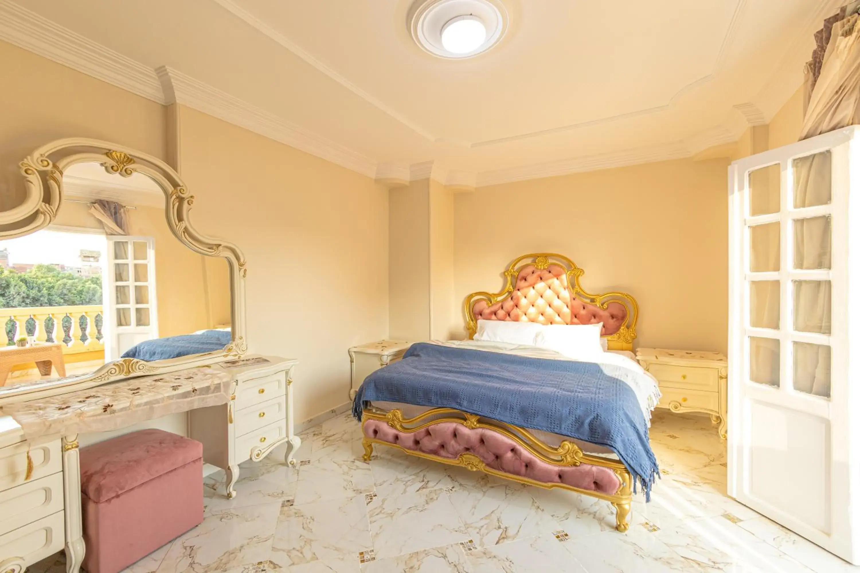 Large Double Room in Chez l'ami hotel Large Double Room in Chez l'ami hotel