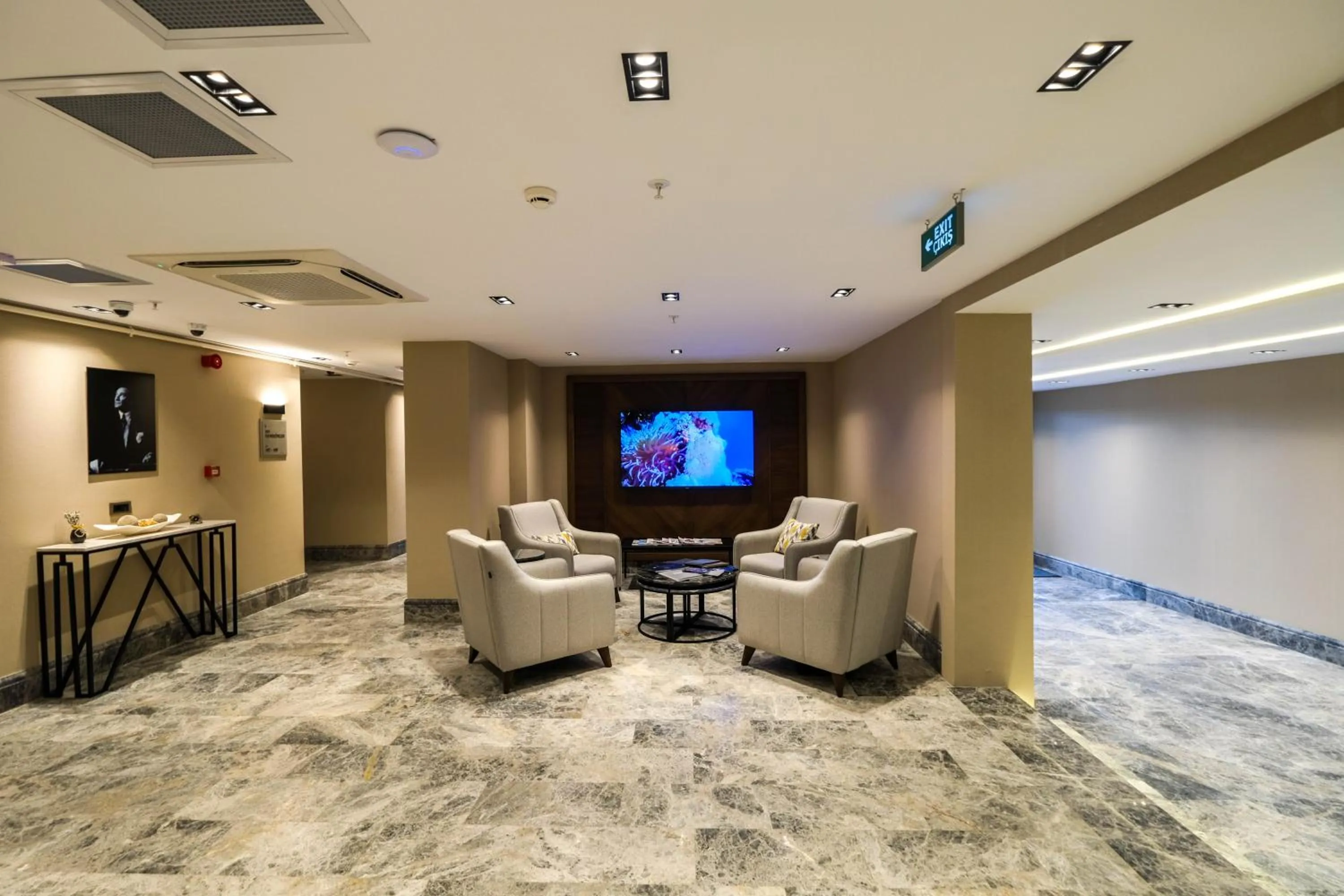 Lobby or reception in B'İSTANBUL HOTEL