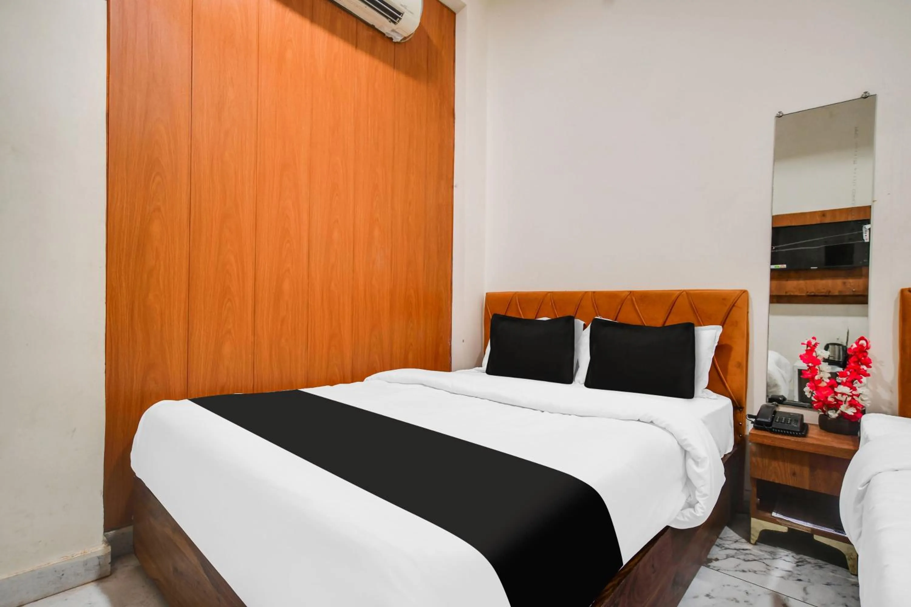 Bedroom, Bed in Super Hotel O Ujjain Near Hari Fatak