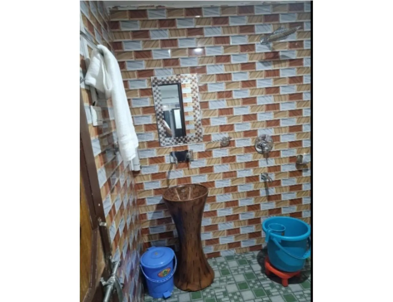 Shower in Hotel New Relax Inn, Pahalgam