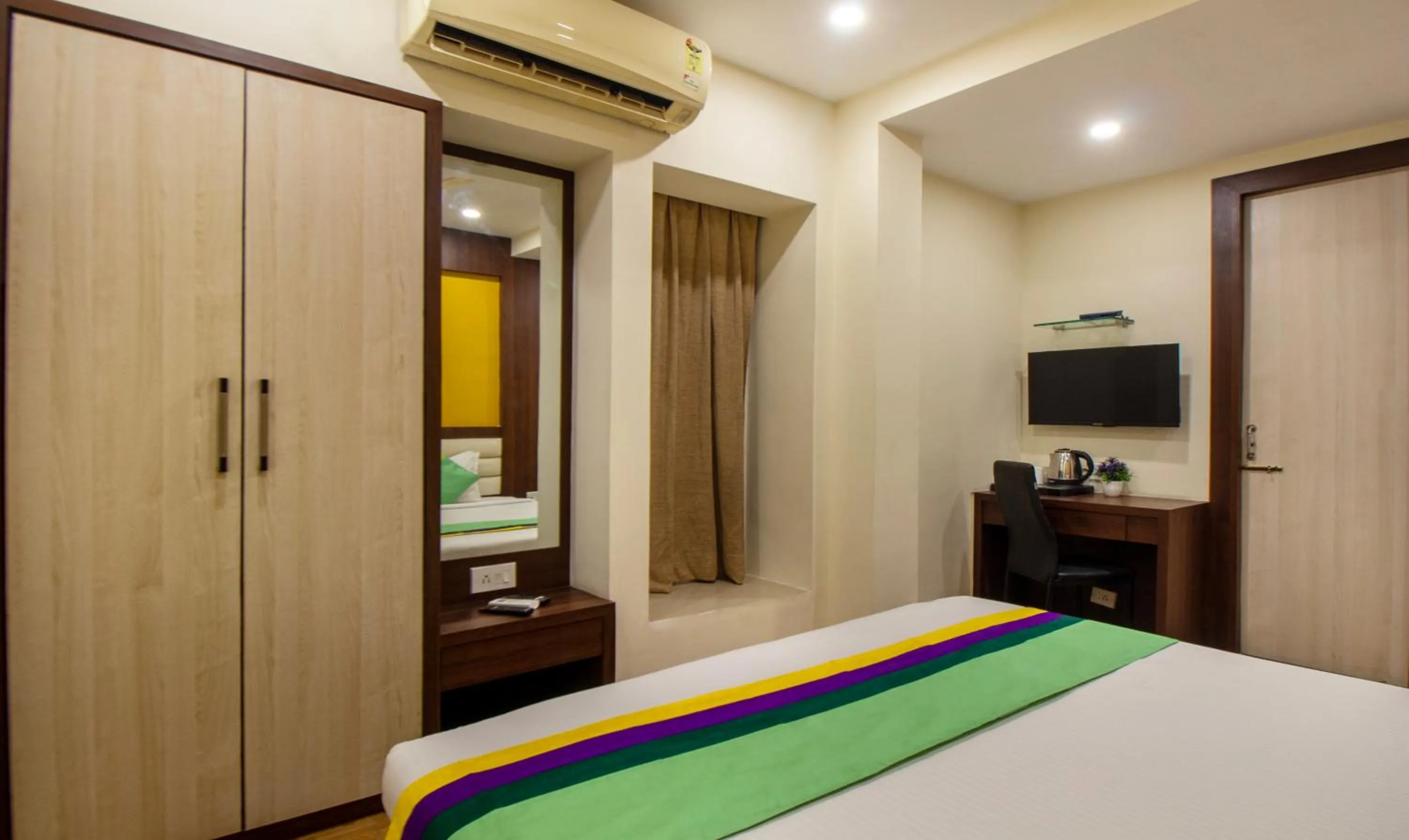 Bedroom, Bed in Treebo Royal Orbit, Metropoliton