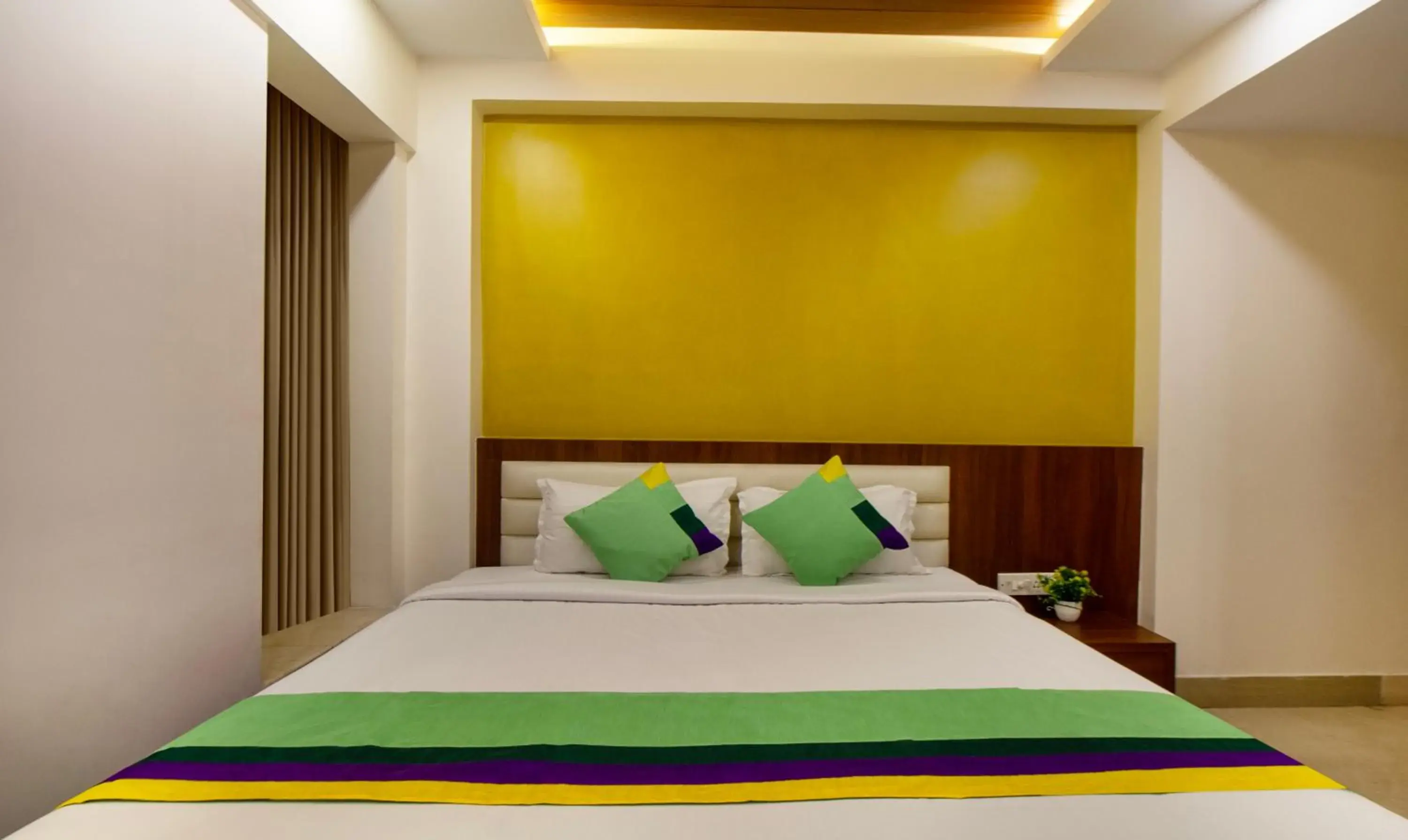 Bedroom, Bed in Treebo Royal Orbit, Metropoliton Bedroom, Bed in Treebo Royal Orbit, Metropoliton