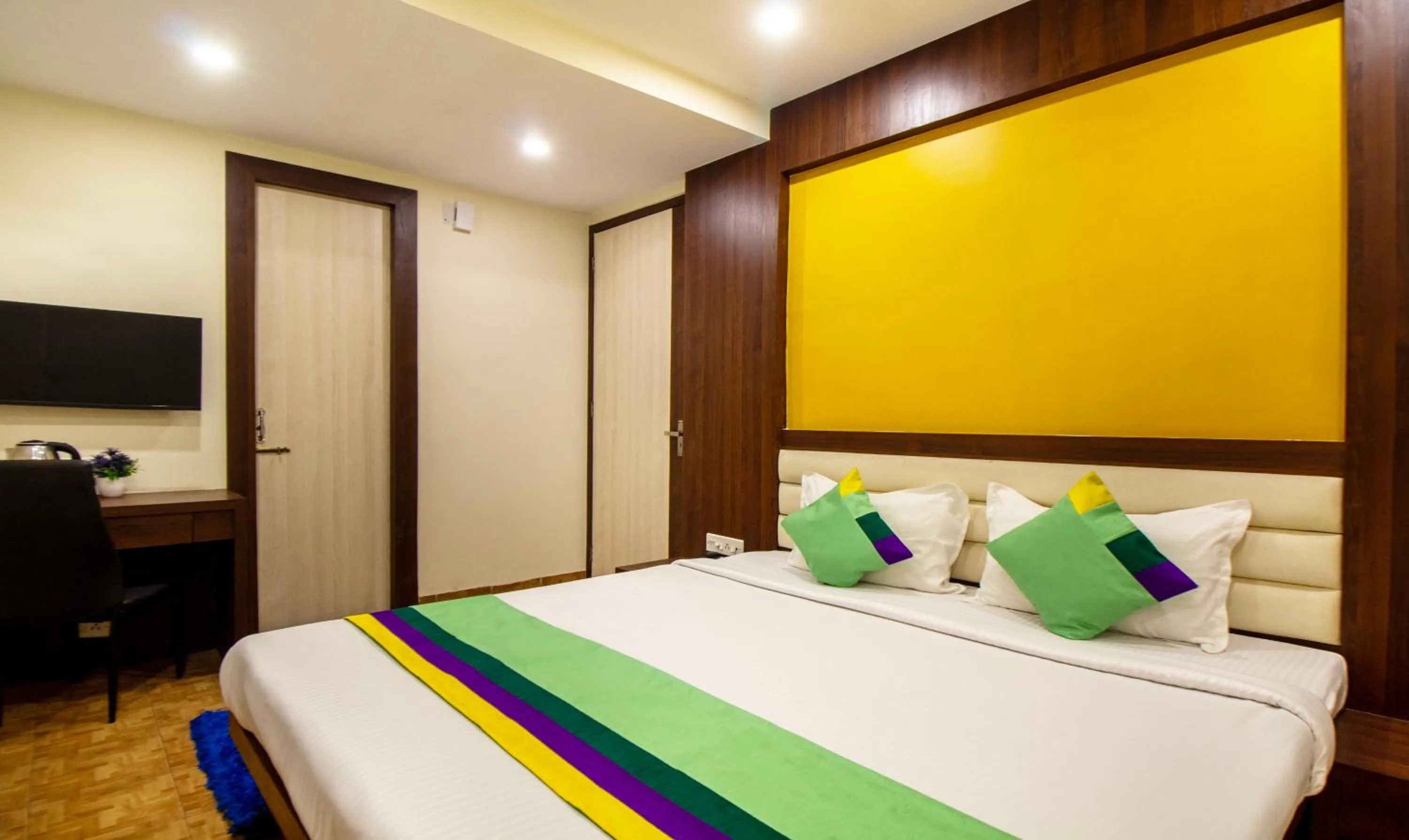 Bedroom, Bed in Treebo Royal Orbit, Metropoliton