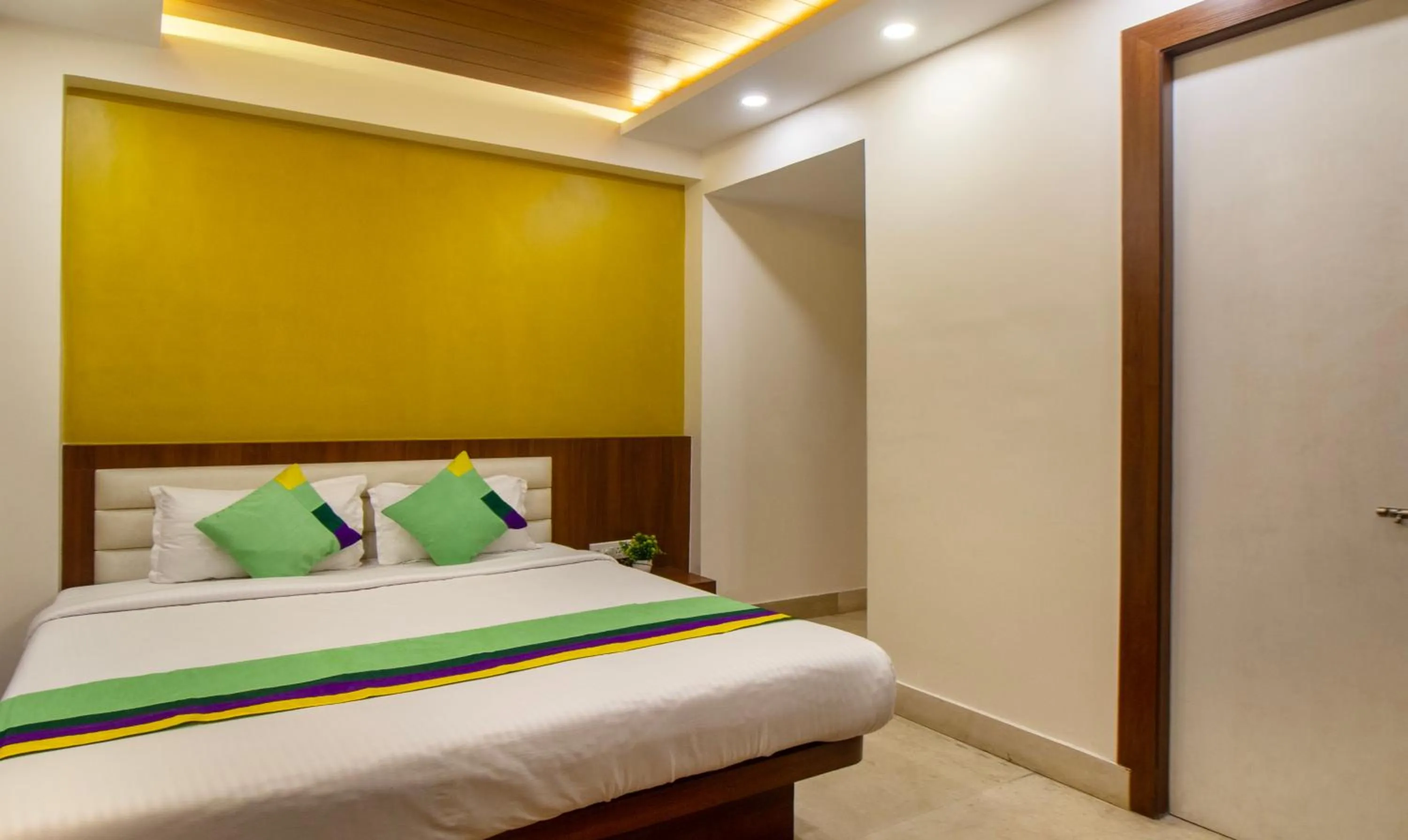 Bedroom, Bed in Treebo Royal Orbit, Metropoliton
