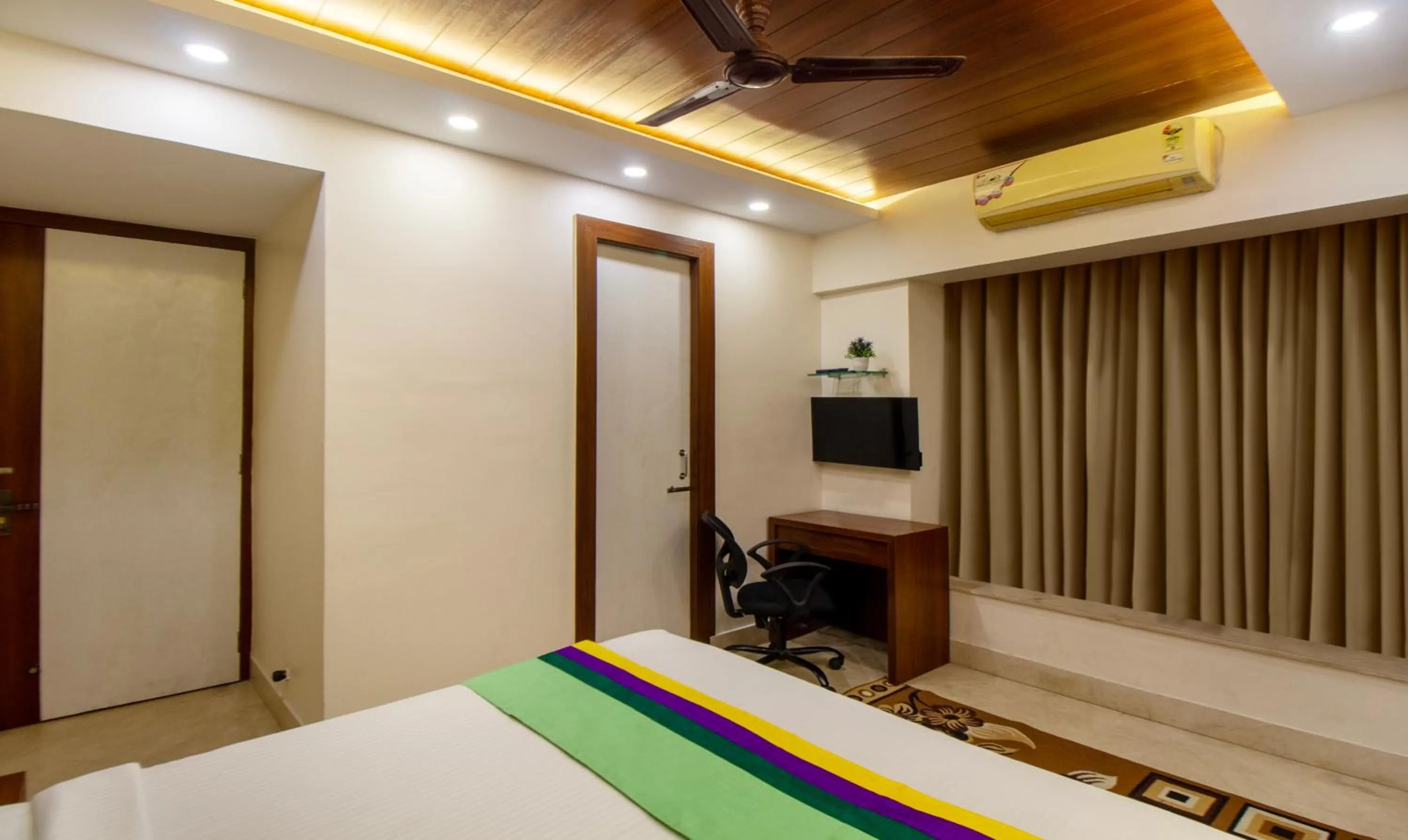 Bedroom in Treebo Royal Orbit, Metropoliton