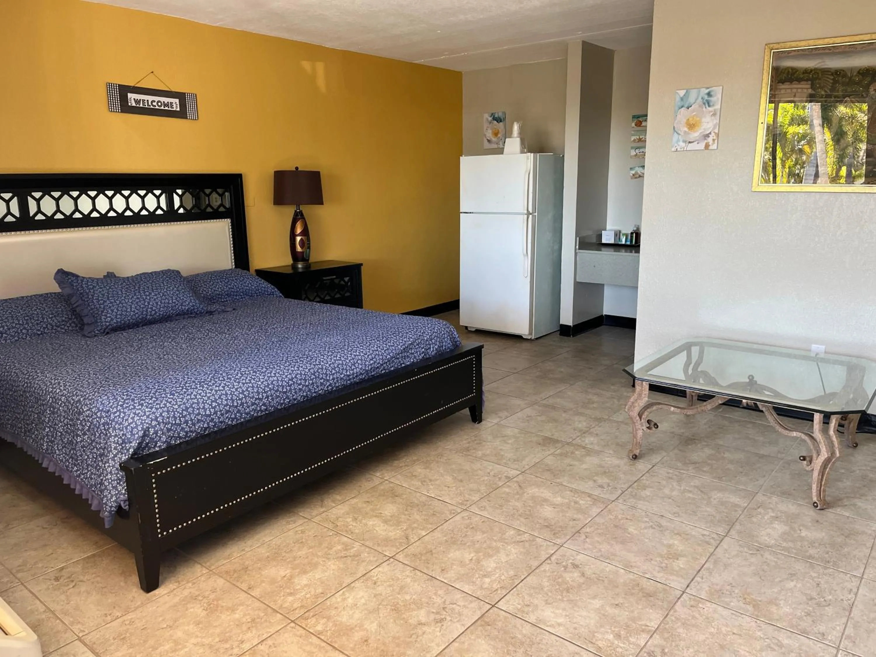 Photo of the whole room, Bed in Budget Inn
