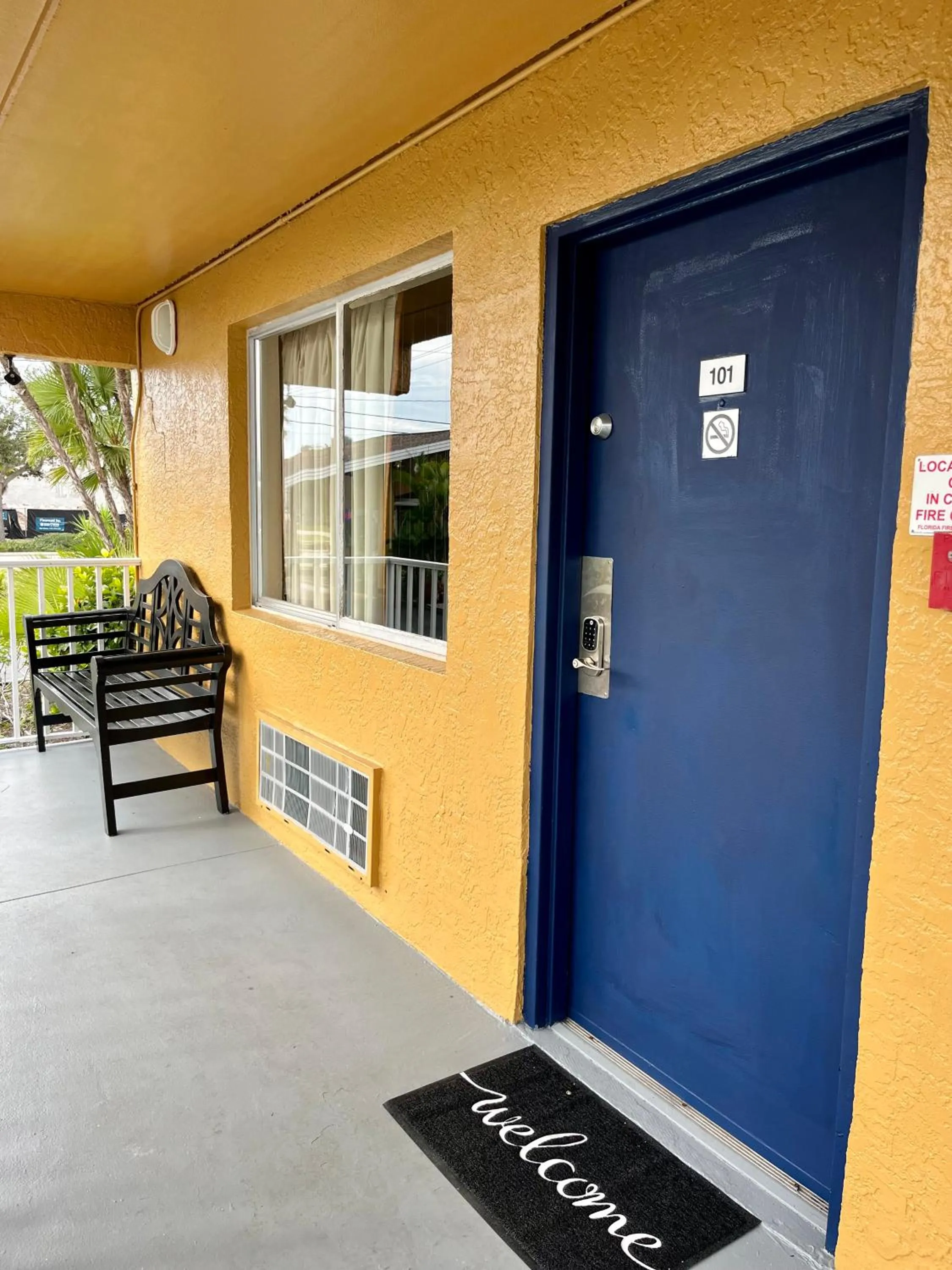 Facade/entrance in Budget Inn