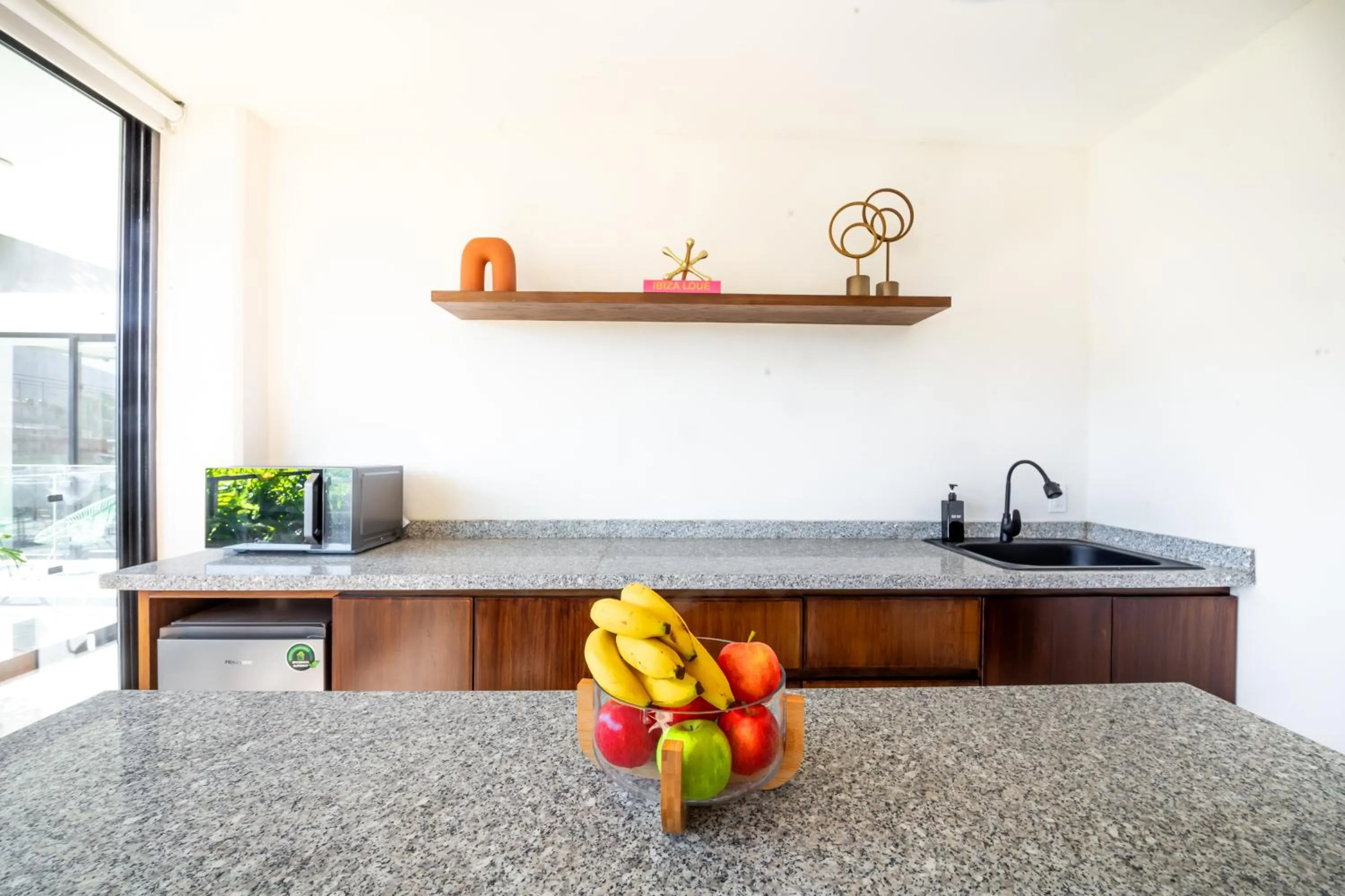 Kitchen or kitchenette in KUKO SUITES