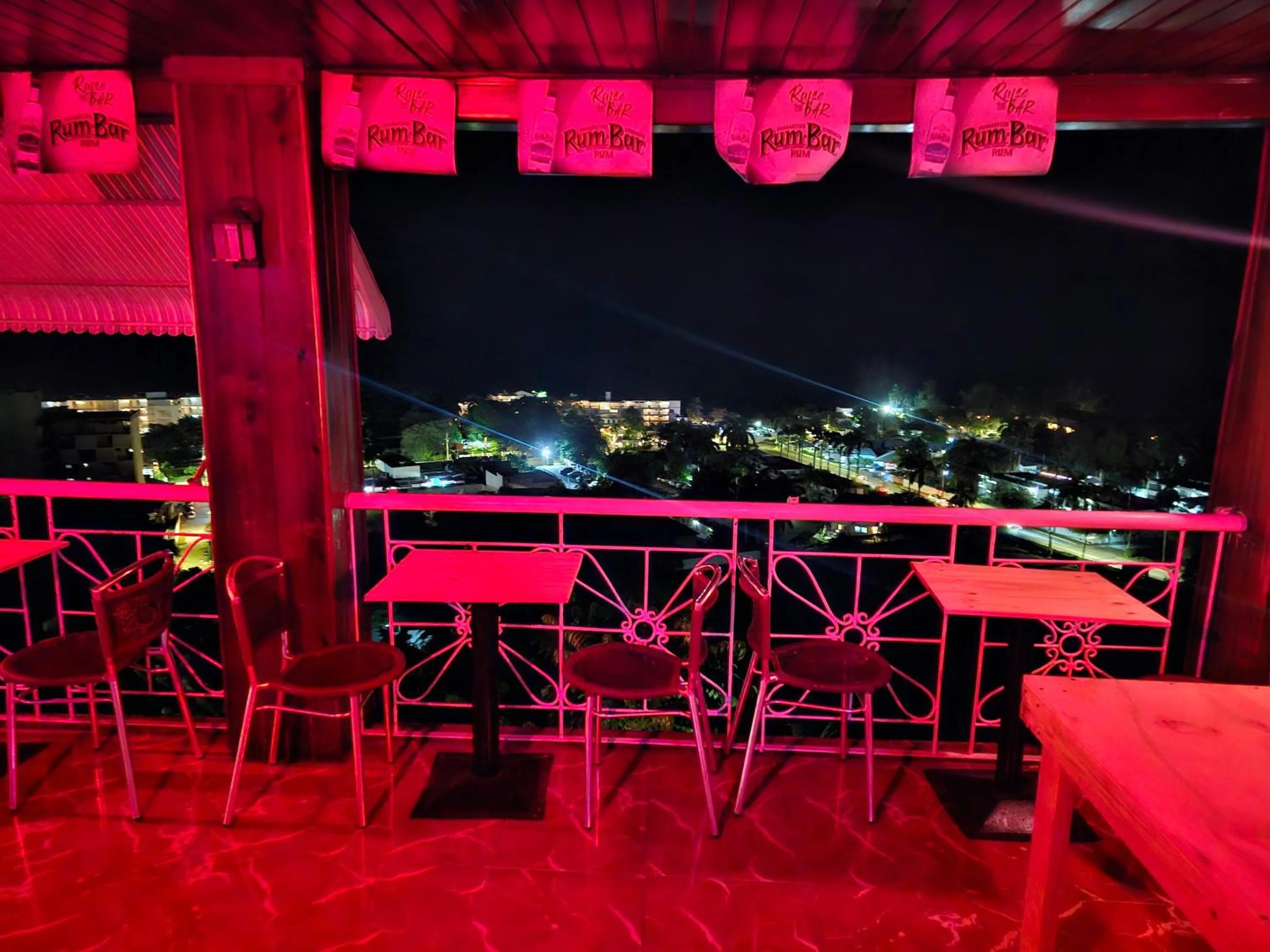 Restaurant/places to eat in Big Apple Hotel