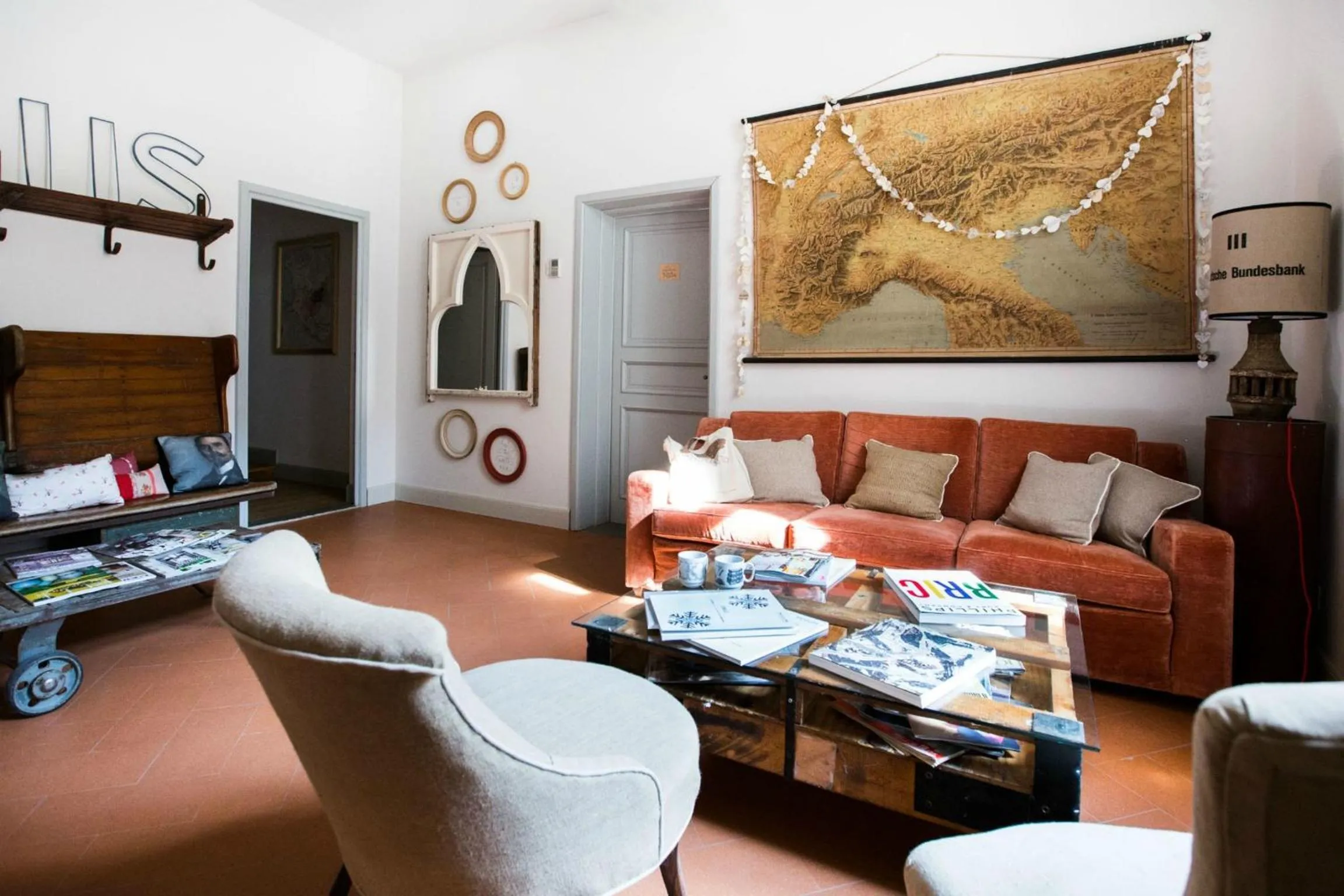 Communal lounge/ TV room in Soprarno Suites