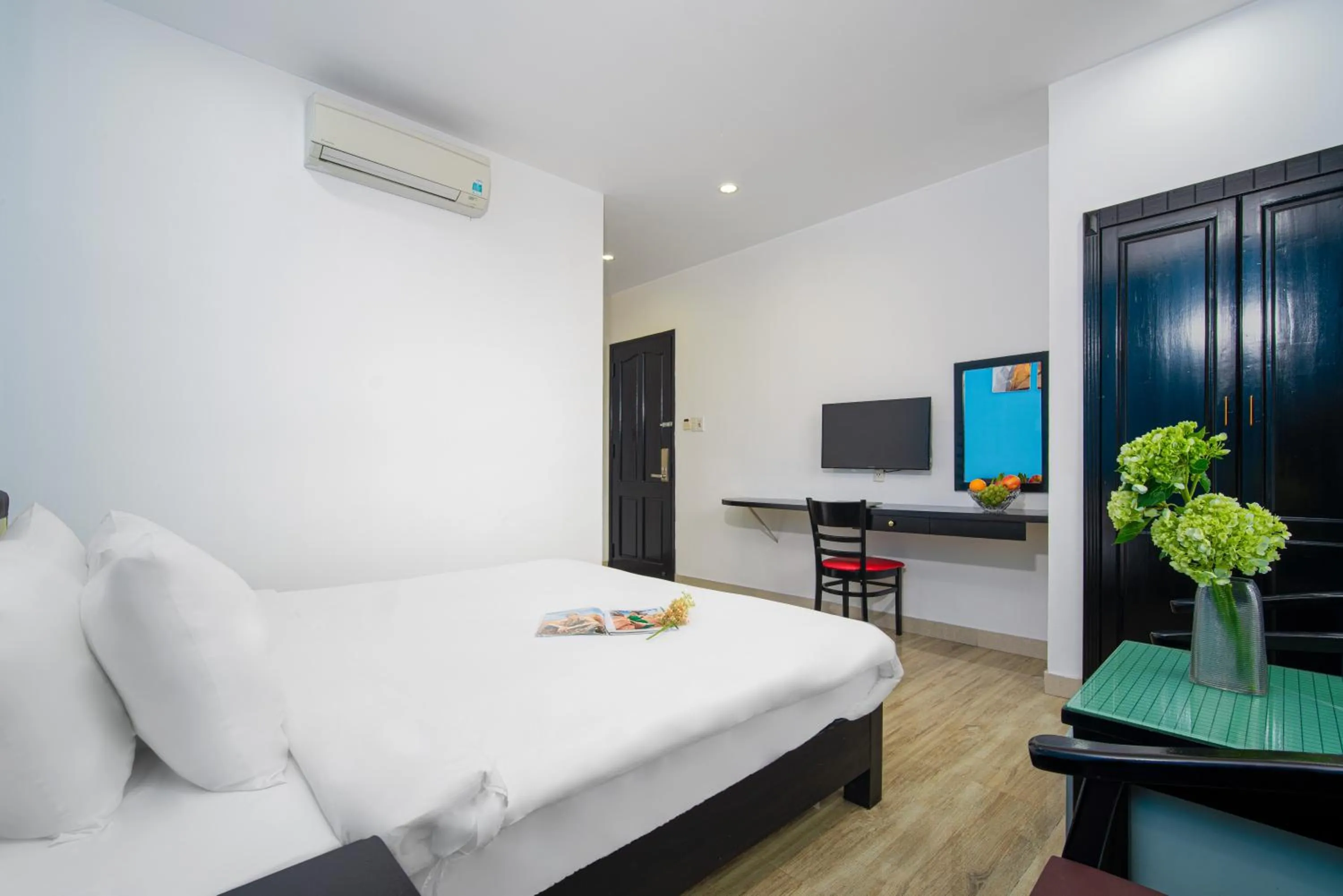 Communal lounge/ TV room, Bed in La Maison Danang Beach Hotel