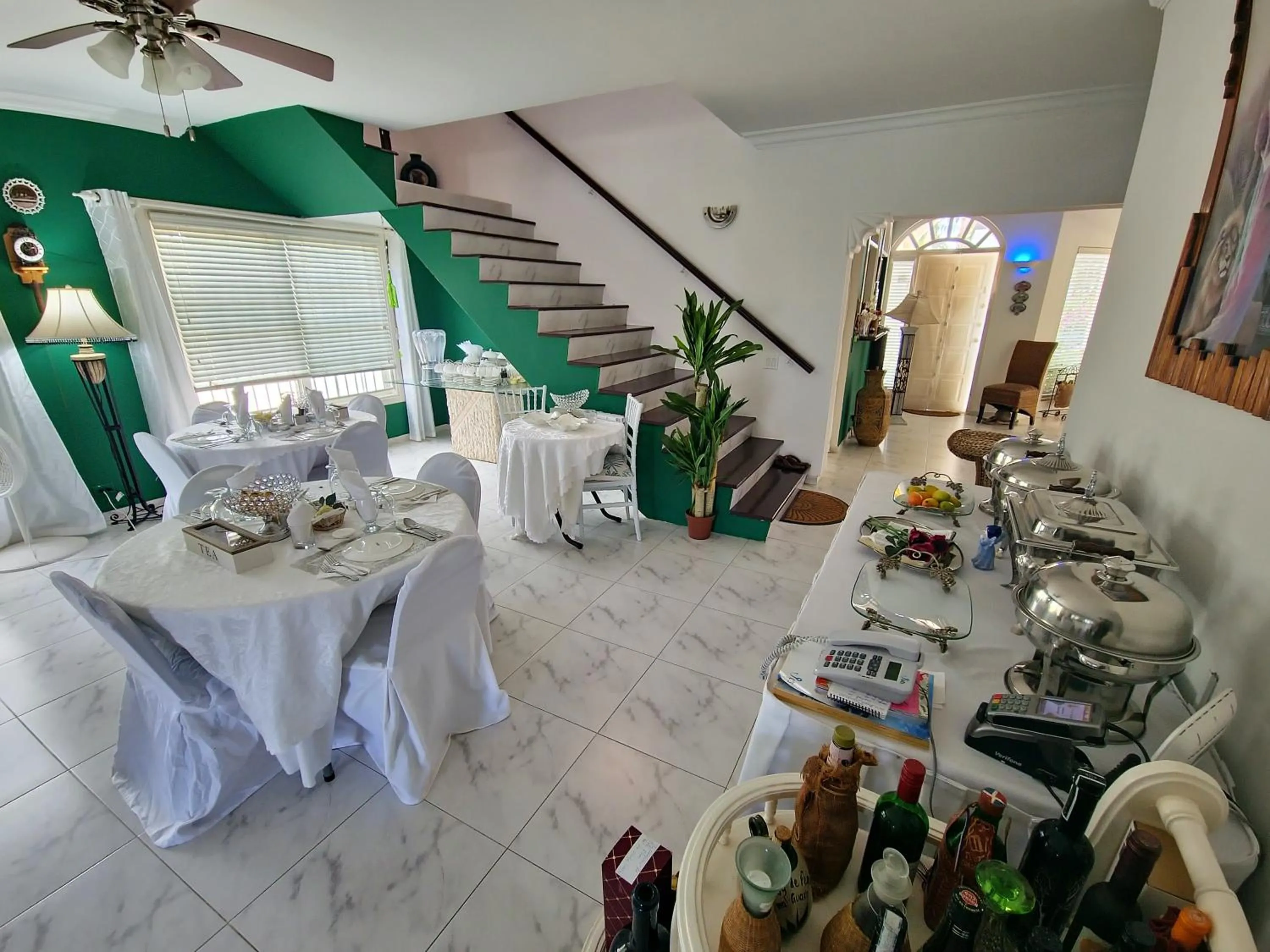 Restaurant/places to eat in Adonai Hotel Boutique