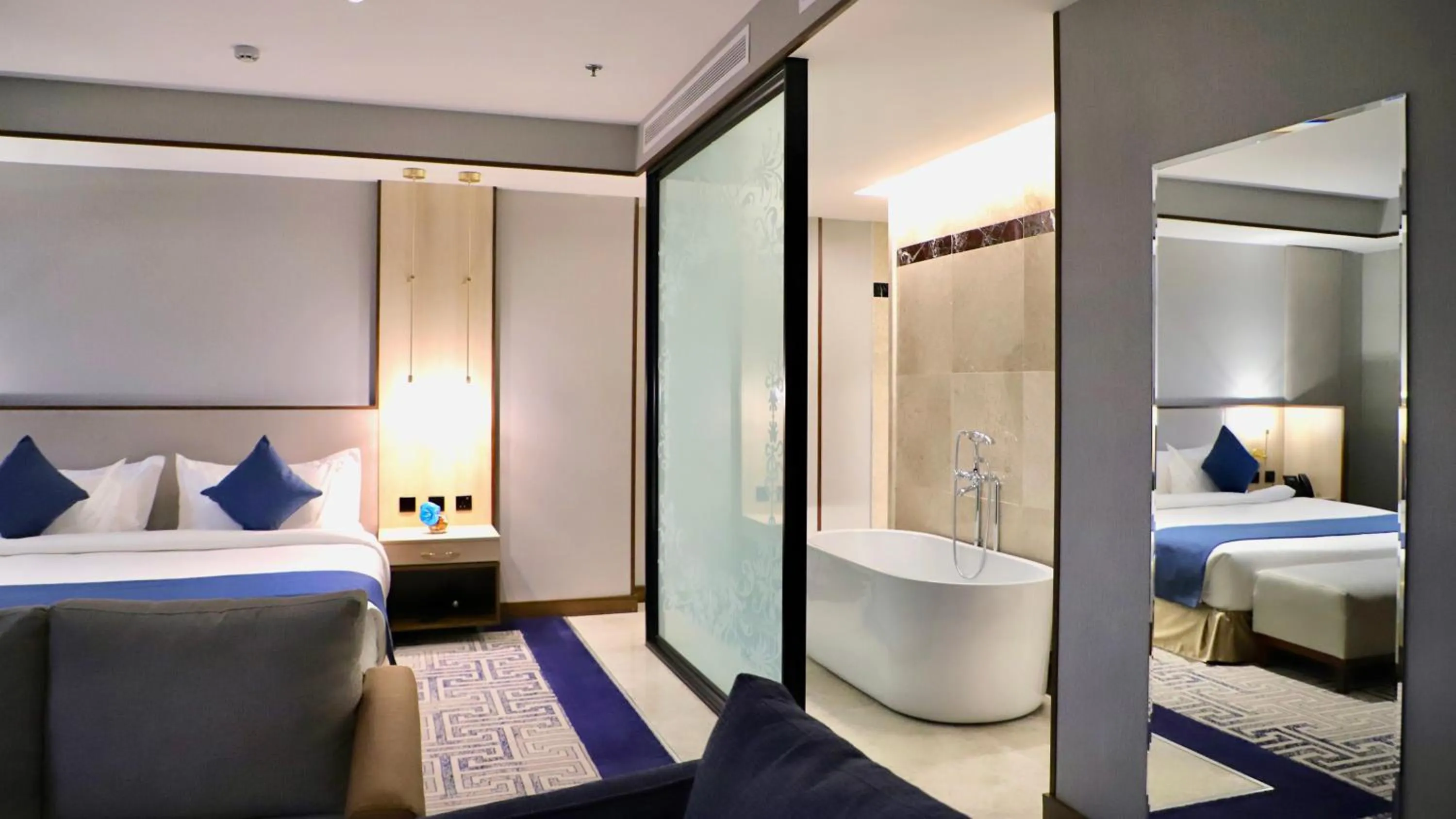 Bedroom, Bed in Five Seasons Hotel