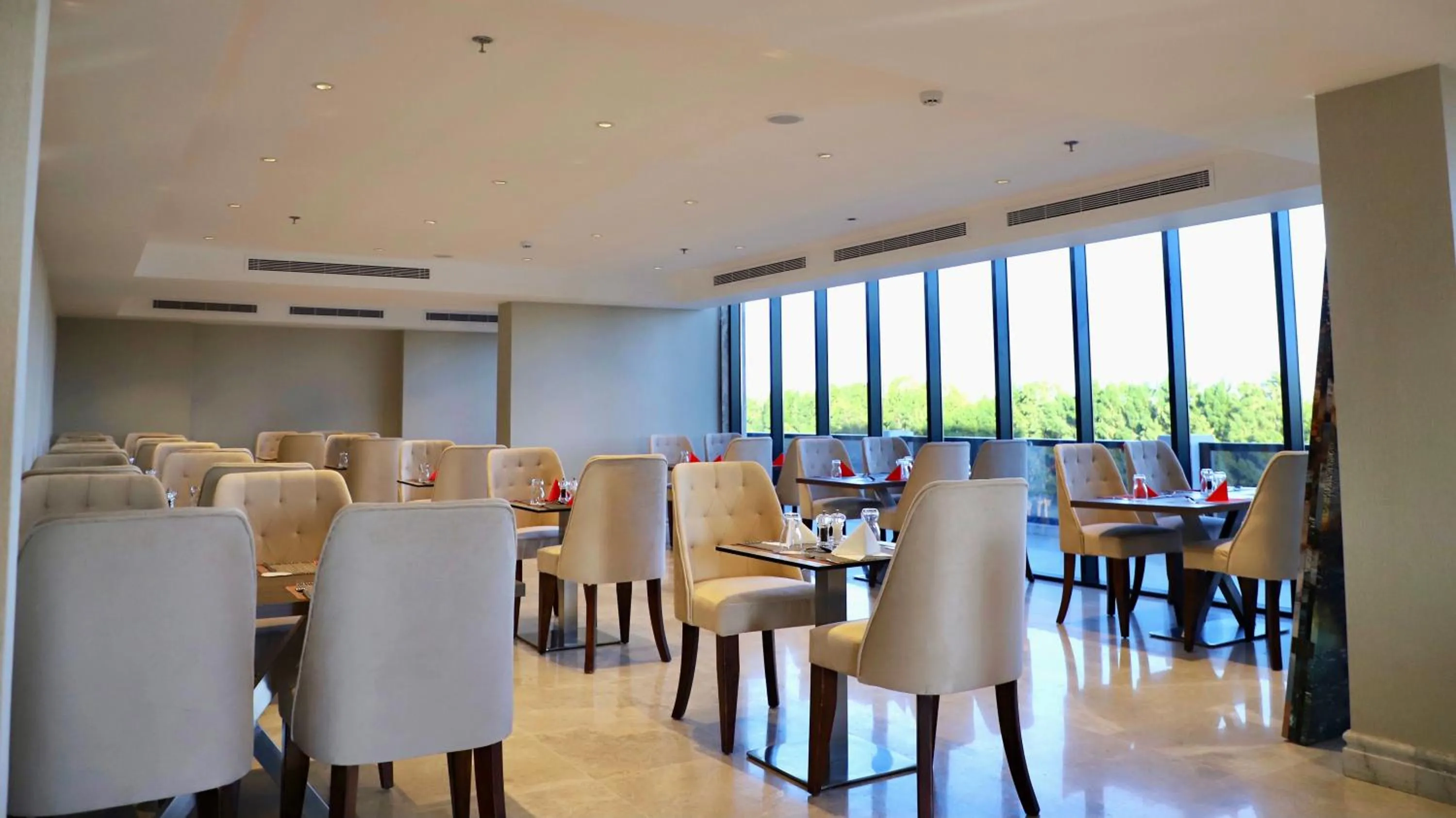 Restaurant/places to eat in Five Seasons Hotel