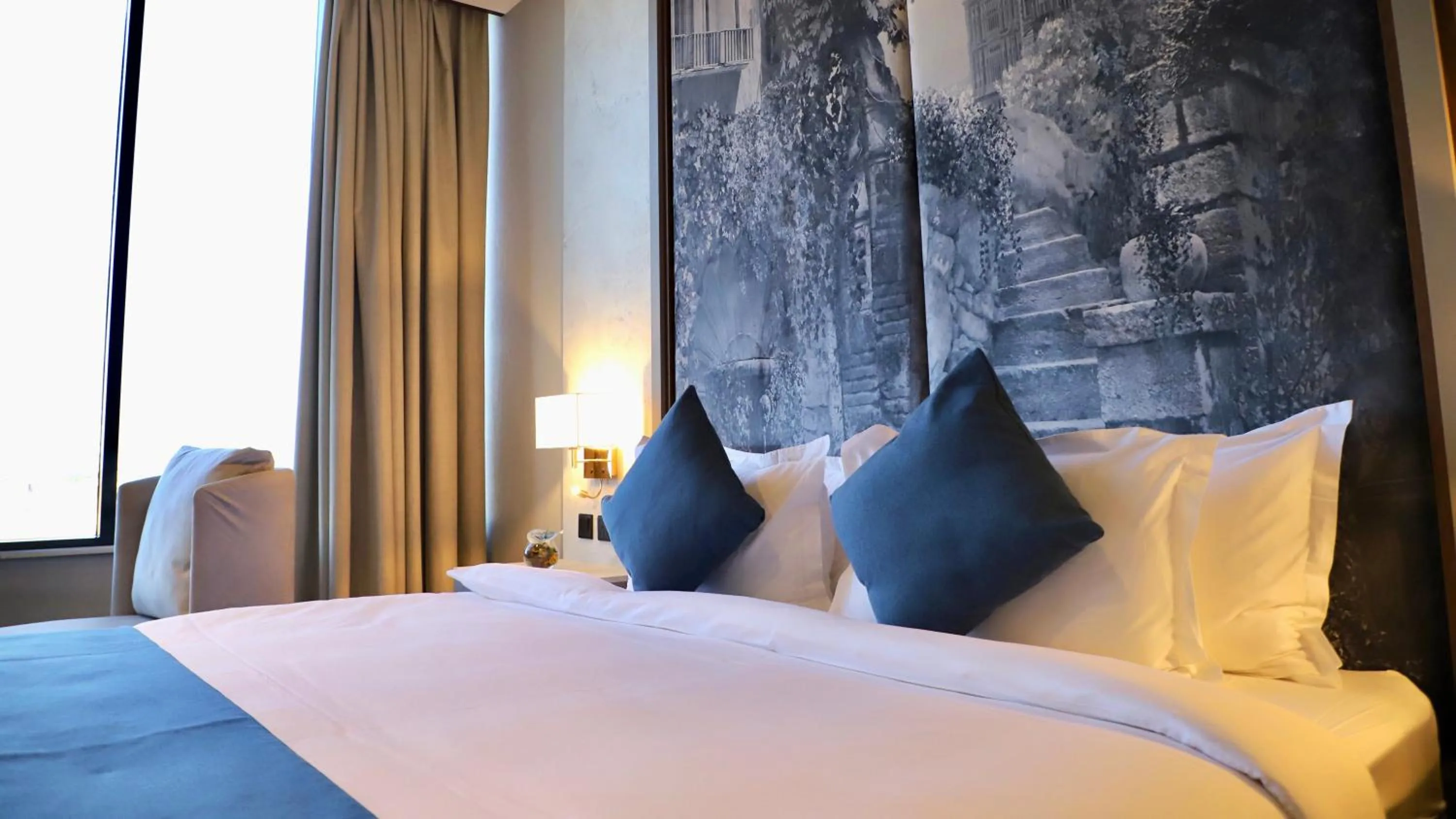 Bed in Five Seasons Hotel