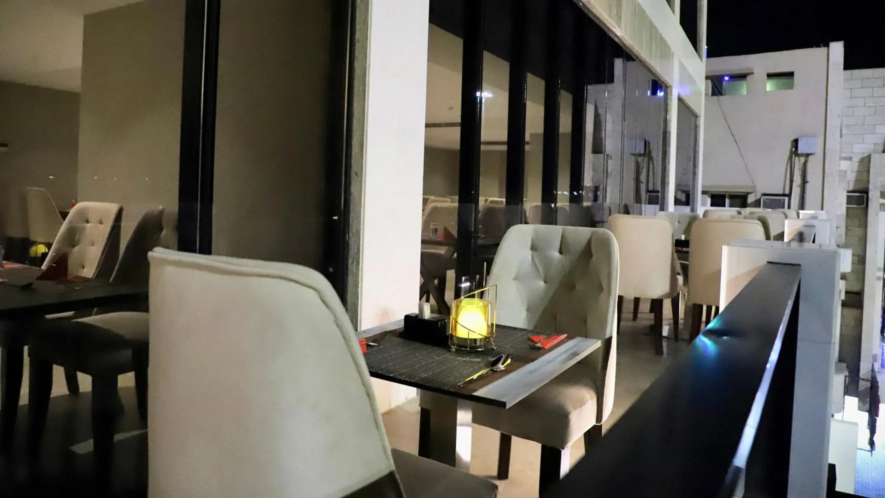 Restaurant/places to eat in Five Seasons Hotel Restaurant/places to eat in Five Seasons Hotel